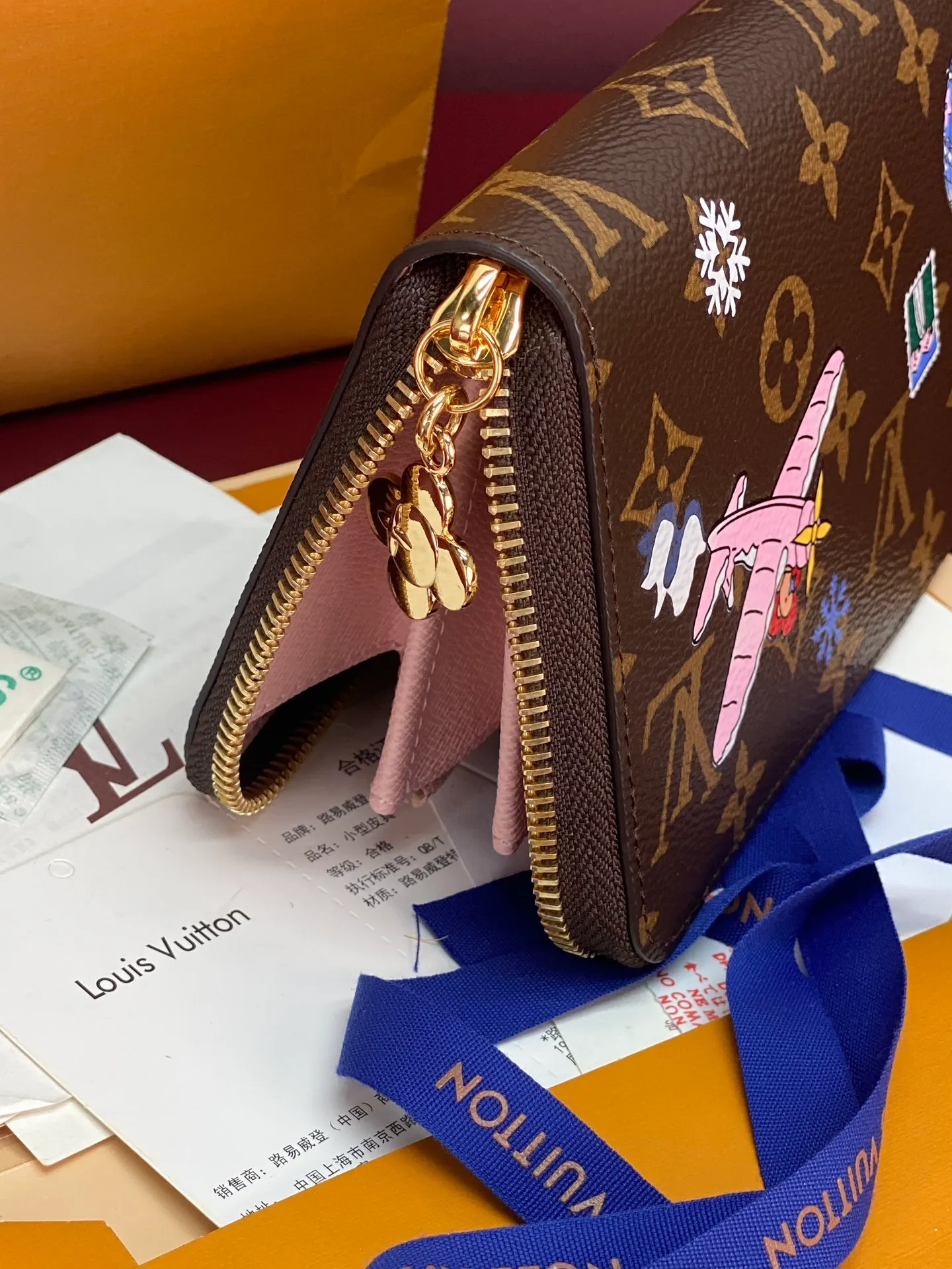 M26256 Christmas model! (High Quality⚠️) ZIPPY Zipper Wallet. The Zippy wallet pays homage to Louis Vuitton's heritage of travel and trunk making, with a travel-style patch and Louis Vuitton logo. With its compact interior and simple design, this wallet is ideal for everyday use. 19.5 x 10.5 x 2.5 cm (length x height x width). 💰500