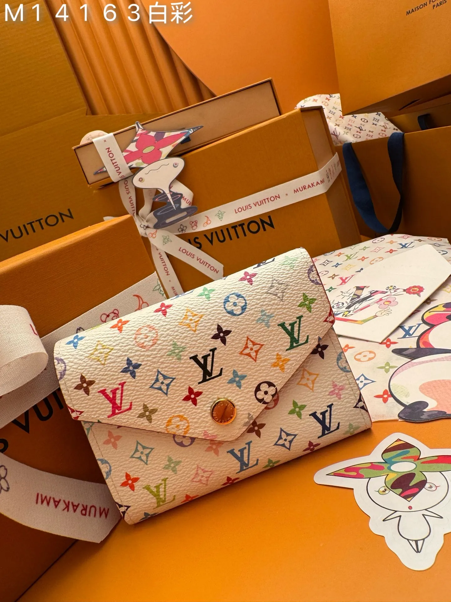 M14163 White Color "Special Duty Free" ♻️ [Official Special Edition·First Class Material·All Steel Hardware·163 Chip·Full Packaging] New L Victorine Wallet, this compact Victorine wallet adopts the vibrant multi-color Monogram pattern re-launched in the Louis Vuitton and Takashi Murakami joint series, refreshing the brand's iconic logo with the Japanese artist's signature rainbow colors. It's made from coated canvas, lined with fine cowhide leather and finished with silver-tone hardware. A zippered pocket stores coins, while multiple interior compartments organize bills and cards. 12x9.5x2.5cm 💰560