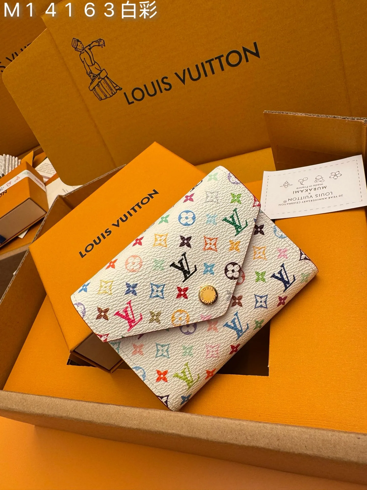 M14163 White Color "Special Duty Free" ♻️ [Official Special Edition·First Class Material·All Steel Hardware·163 Chip·Full Packaging] New L Victorine Wallet, this compact Victorine wallet adopts the vibrant multi-color Monogram pattern re-launched in the Louis Vuitton and Takashi Murakami joint series, refreshing the brand's iconic logo with the Japanese artist's signature rainbow colors. It's made from coated canvas, lined with fine cowhide leather and finished with silver-tone hardware. A zippered pocket stores coins, while multiple interior compartments organize bills and cards. 12x9.5x2.5cm 💰560