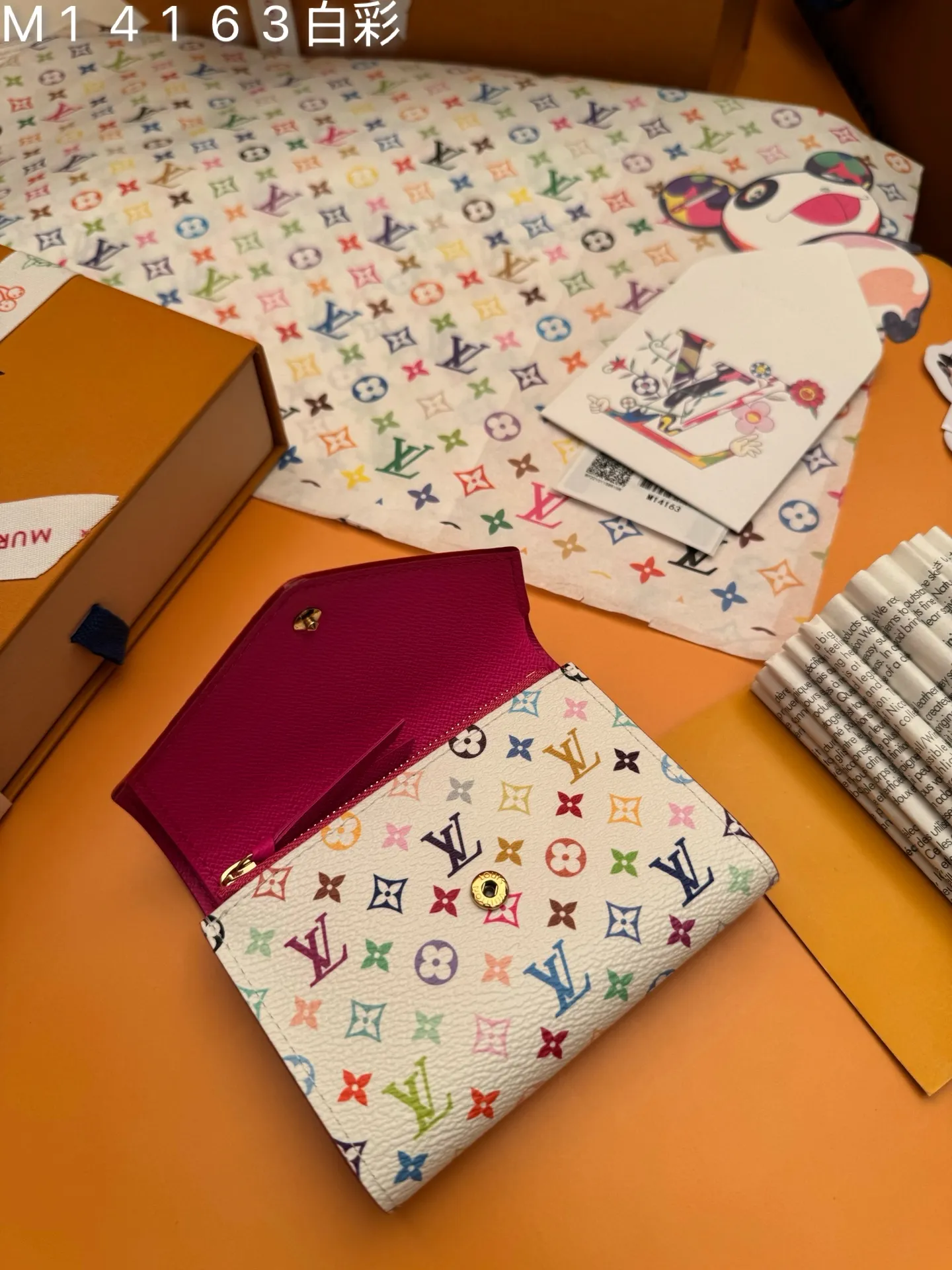 M14163 White Color "Special Duty Free" ♻️ [Official Special Edition·First Class Material·All Steel Hardware·163 Chip·Full Packaging] New L Victorine Wallet, this compact Victorine wallet adopts the vibrant multi-color Monogram pattern re-launched in the Louis Vuitton and Takashi Murakami joint series, refreshing the brand's iconic logo with the Japanese artist's signature rainbow colors. It's made from coated canvas, lined with fine cowhide leather and finished with silver-tone hardware. A zippered pocket stores coins, while multiple interior compartments organize bills and cards. 12x9.5x2.5cm 💰560