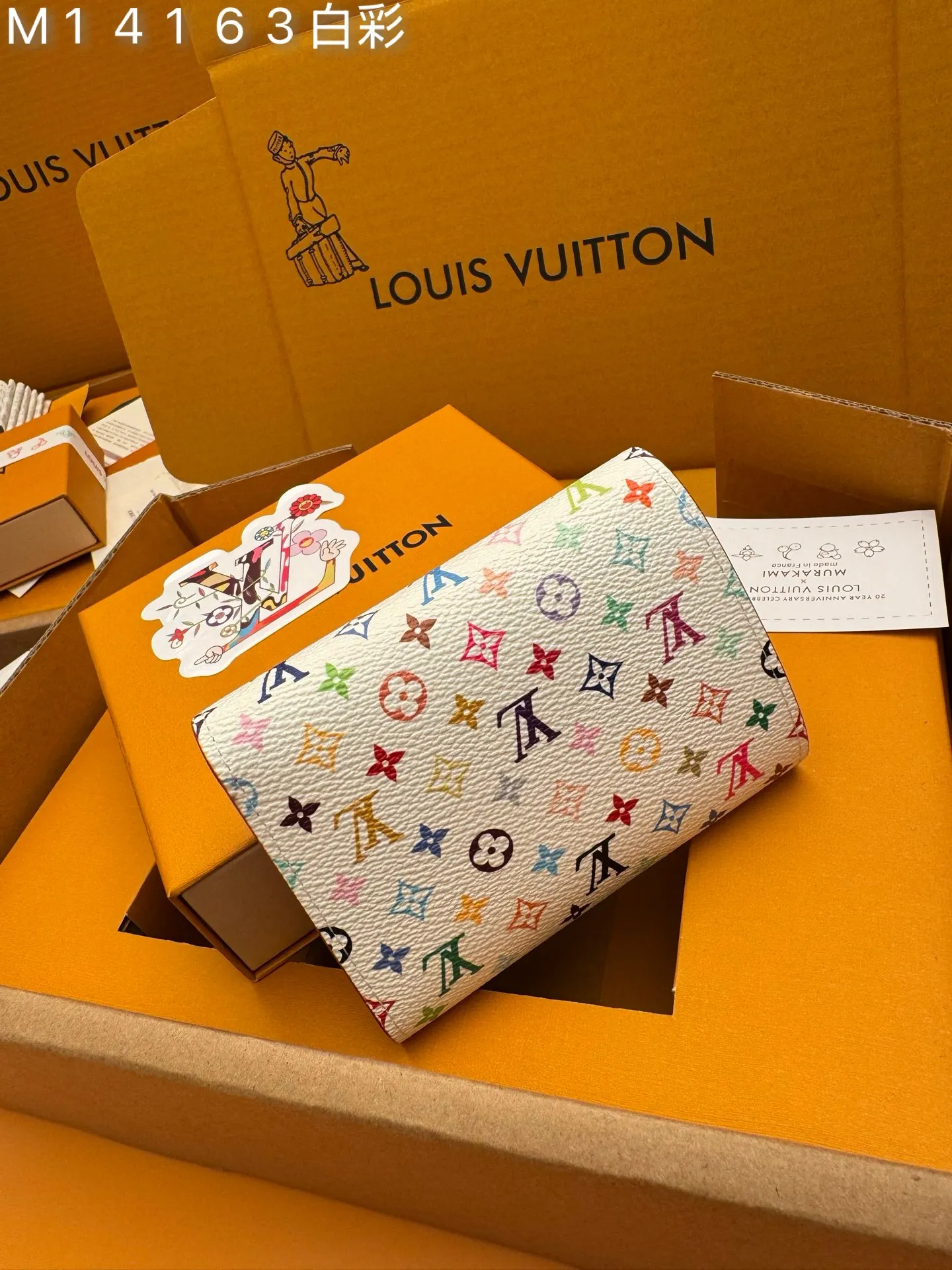 M14163 White Color "Special Duty Free" ♻️ [Official Special Edition·First Class Material·All Steel Hardware·163 Chip·Full Packaging] New L Victorine Wallet, this compact Victorine wallet adopts the vibrant multi-color Monogram pattern re-launched in the Louis Vuitton and Takashi Murakami joint series, refreshing the brand's iconic logo with the Japanese artist's signature rainbow colors. It's made from coated canvas, lined with fine cowhide leather and finished with silver-tone hardware. A zippered pocket stores coins, while multiple interior compartments organize bills and cards. 12x9.5x2.5cm 💰560