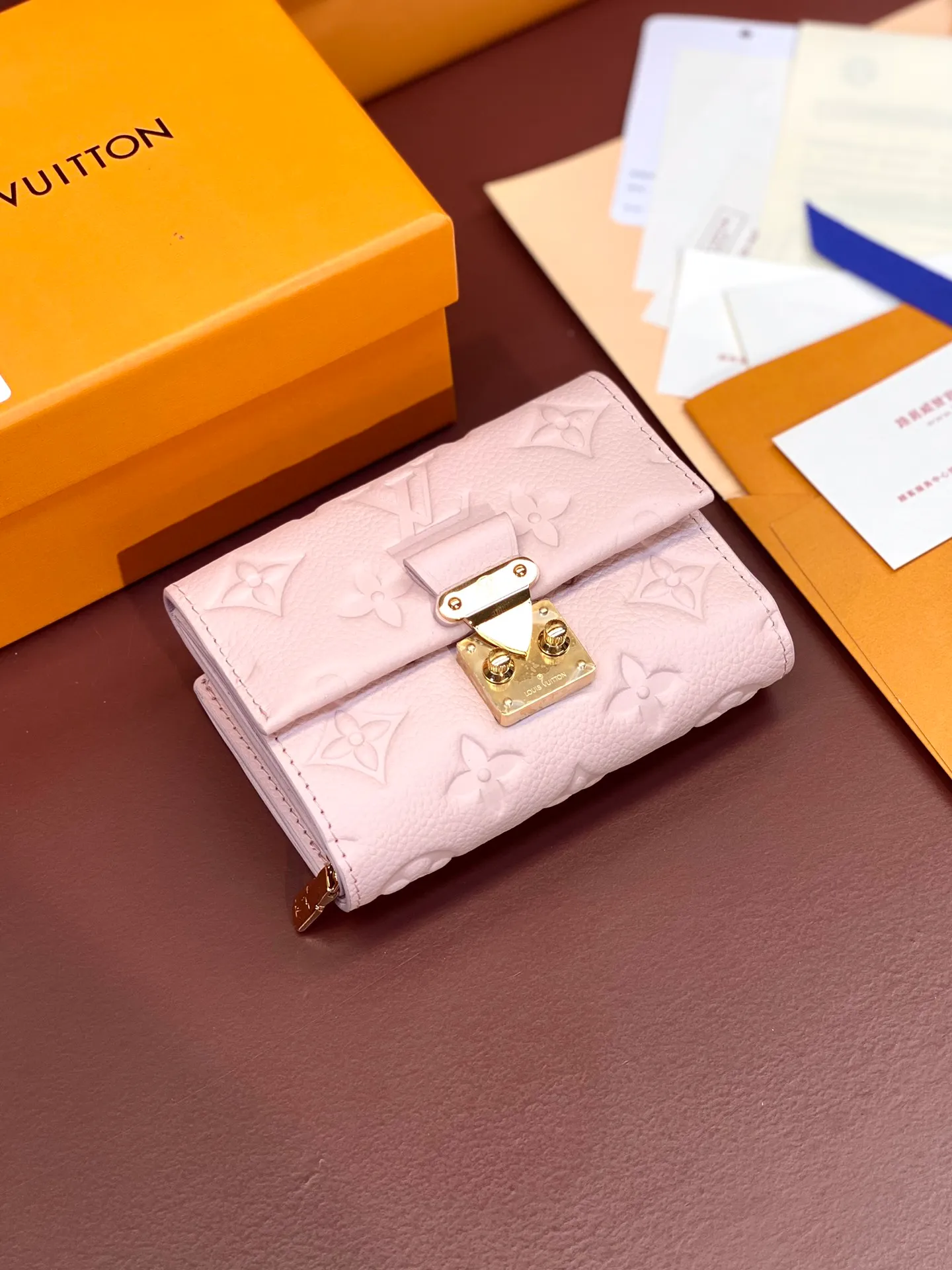M82926 nude pink! Made of top layer cowhide! The all-leather wallet series Métis short wallet is inspired by the Métis leather goods series and is made of soft Monogram Empreinte leather embossed with the classic Monogram pattern. The pocket S-lock lock secures the flap, continuing the classic Louis Vuitton hard case elements. The elegant construction offers ample interior space, including a zipped accordion coin pocket, patch pockets and card slots. Dimensions 11.5 x 8.5 x 4 cm (length x height x width). 💰620