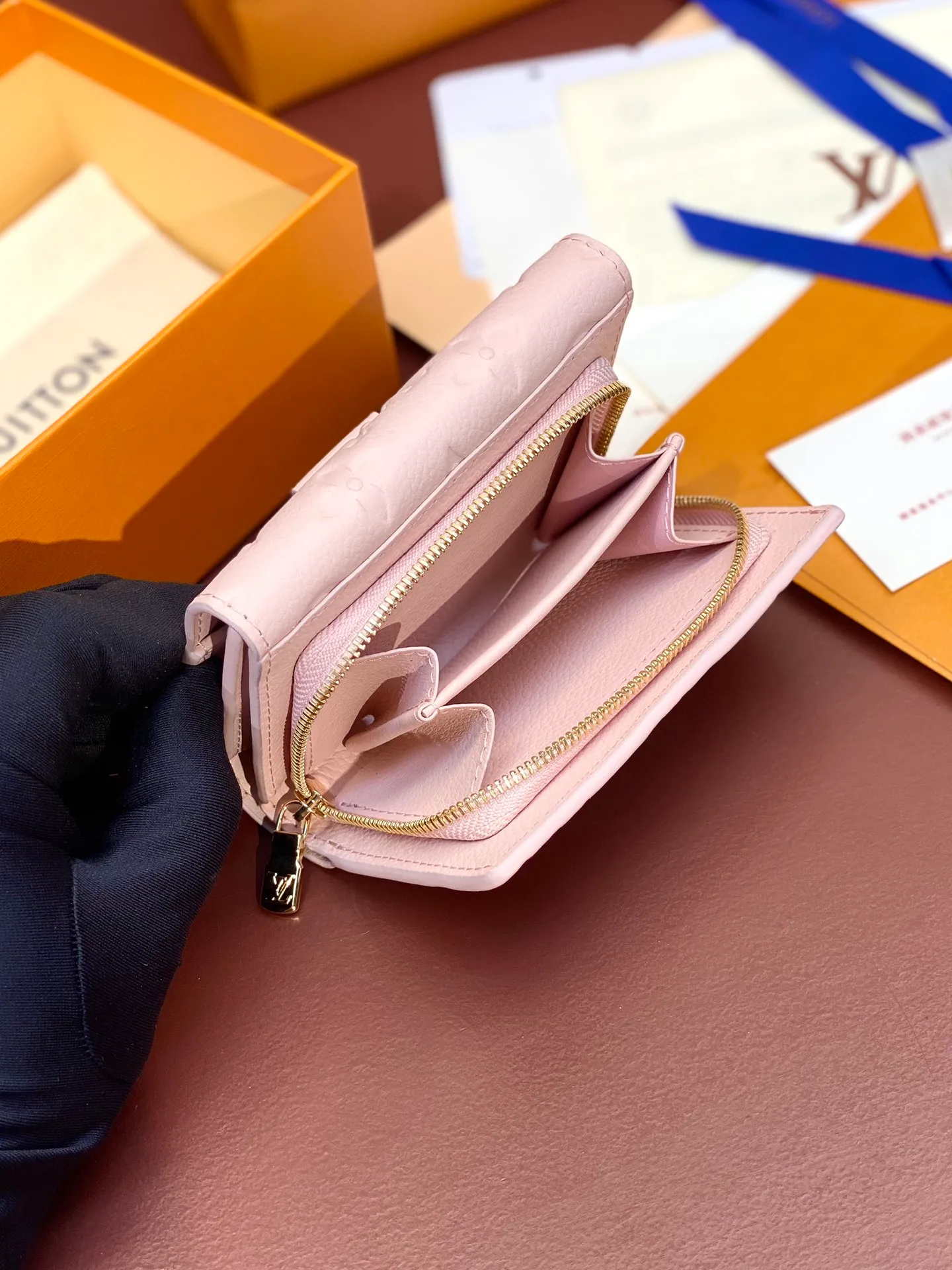 M82926 nude pink! Made of top layer cowhide! The all-leather wallet series Métis short wallet is inspired by the Métis leather goods series and is made of soft Monogram Empreinte leather embossed with the classic Monogram pattern. The pocket S-lock lock secures the flap, continuing the classic Louis Vuitton hard case elements. The elegant construction offers ample interior space, including a zipped accordion coin pocket, patch pockets and card slots. Dimensions 11.5 x 8.5 x 4 cm (length x height x width). 💰620