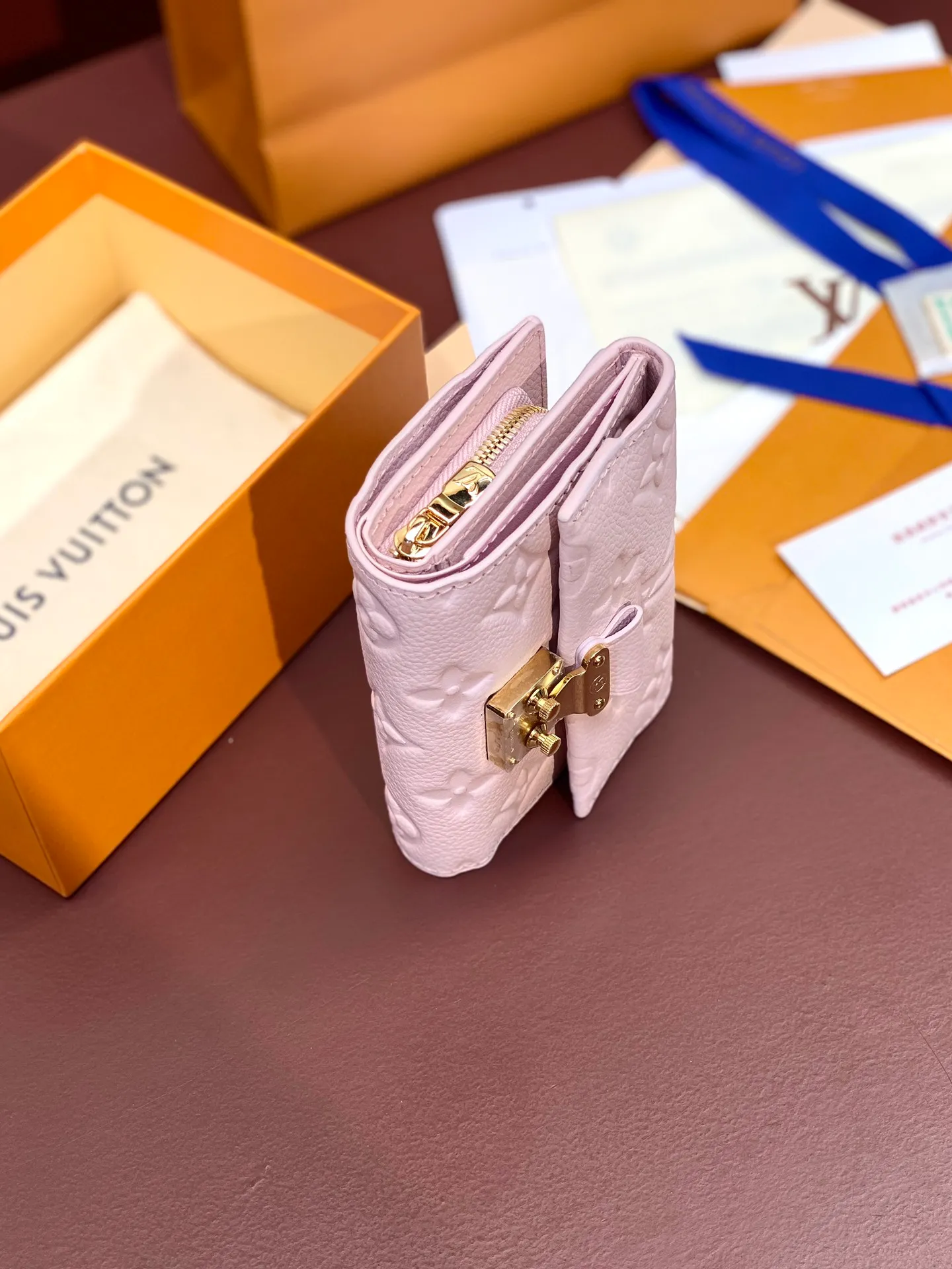 M82926 nude pink! Made of top layer cowhide! The all-leather wallet series Métis short wallet is inspired by the Métis leather goods series and is made of soft Monogram Empreinte leather embossed with the classic Monogram pattern. The pocket S-lock lock secures the flap, continuing the classic Louis Vuitton hard case elements. The elegant construction offers ample interior space, including a zipped accordion coin pocket, patch pockets and card slots. Dimensions 11.5 x 8.5 x 4 cm (length x height x width). 💰620