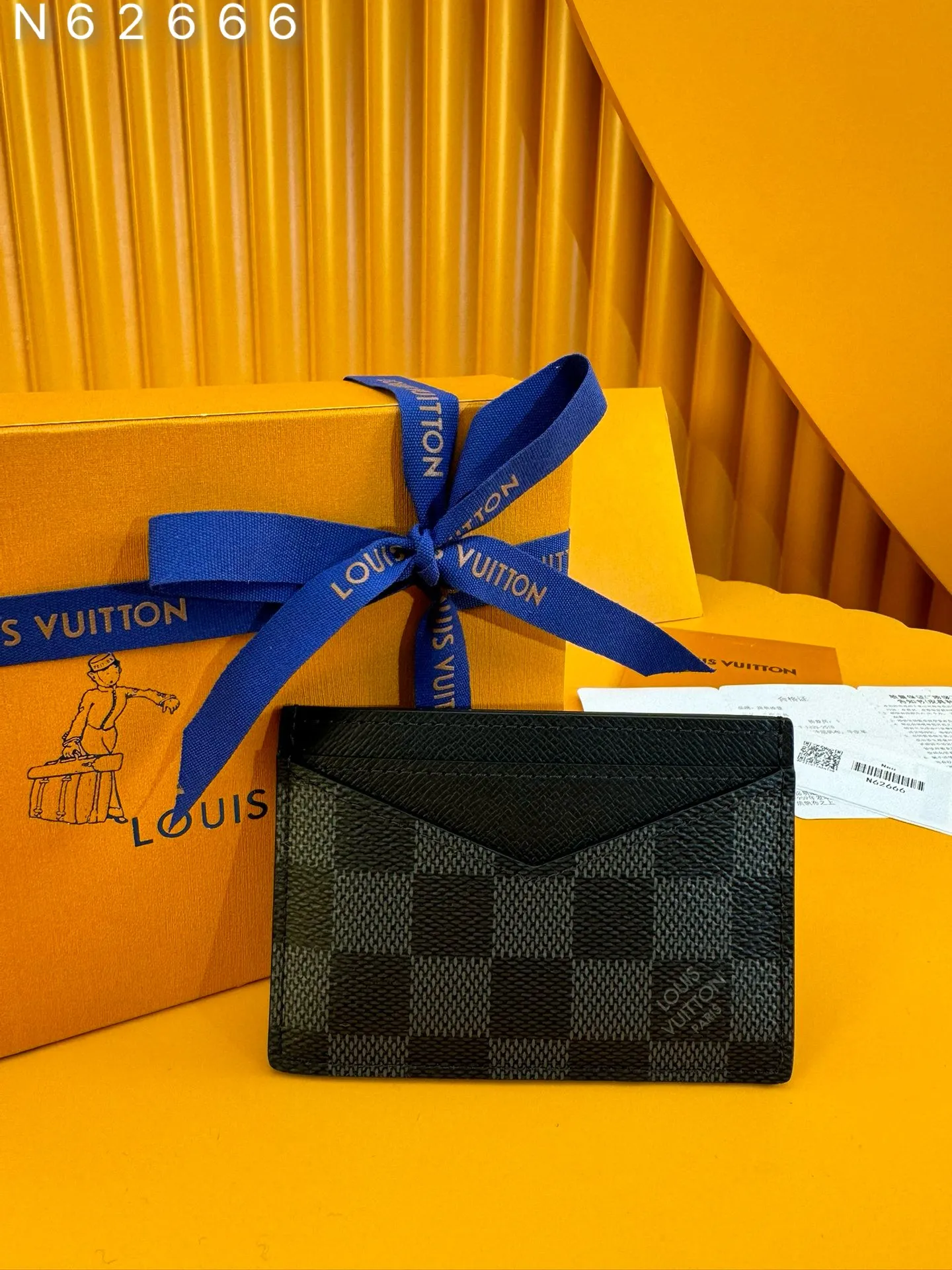 N62666 "Special Duty Free" ♻️ [First-class material·All-steel hardware·French chip·Full set of packaging] Neo card holder made of canvas is the first choice for carrying important cards. Black leather trim makes the classic Louis Vuitton pattern even more eye-catching. 8X11cm 💰380
