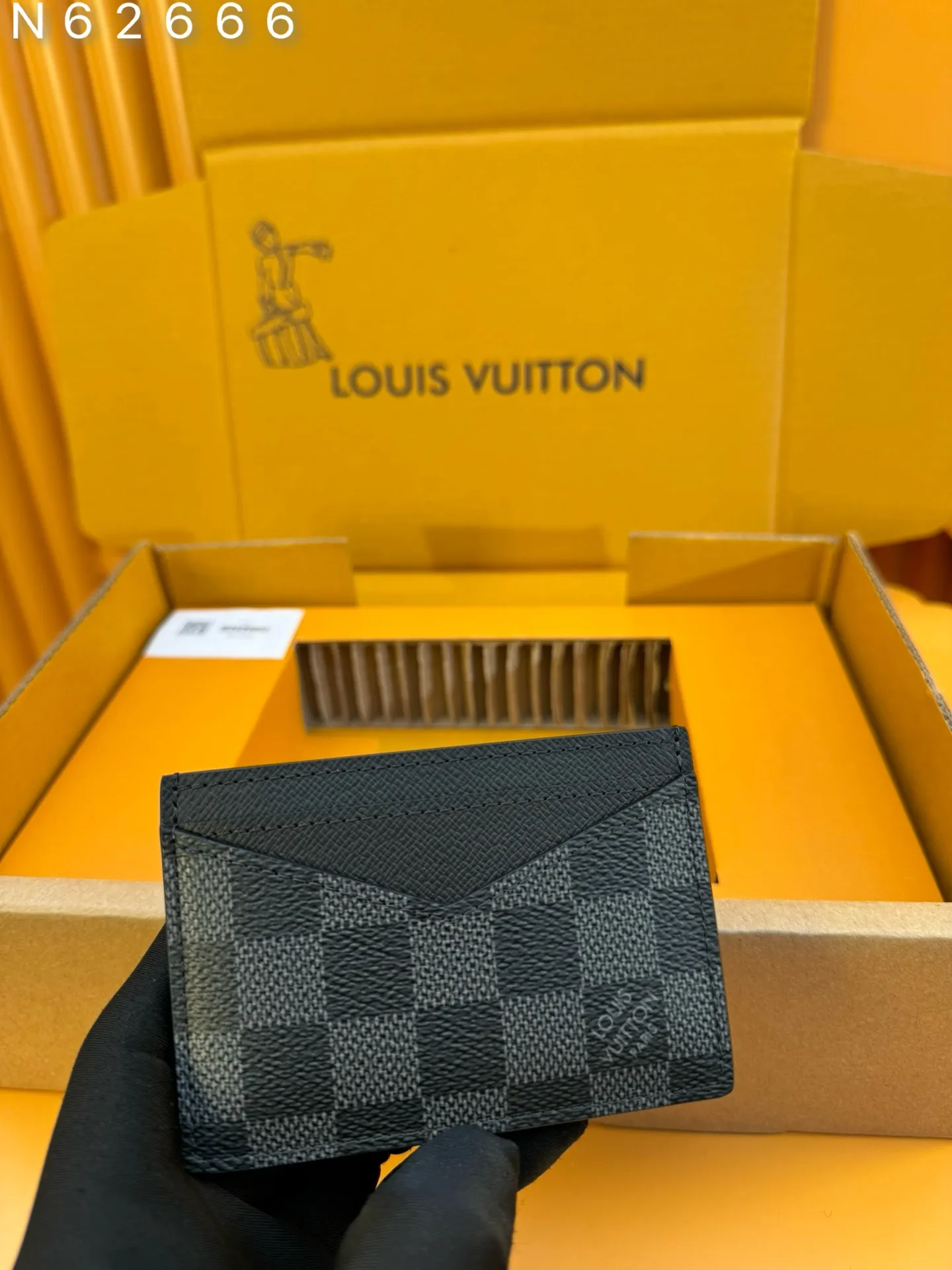 N62666 "Special Duty Free" ♻️ [First-class material·All-steel hardware·French chip·Full set of packaging] Neo card holder made of canvas is the first choice for carrying important cards. Black leather trim makes the classic Louis Vuitton pattern even more eye-catching. 8X11cm 💰380