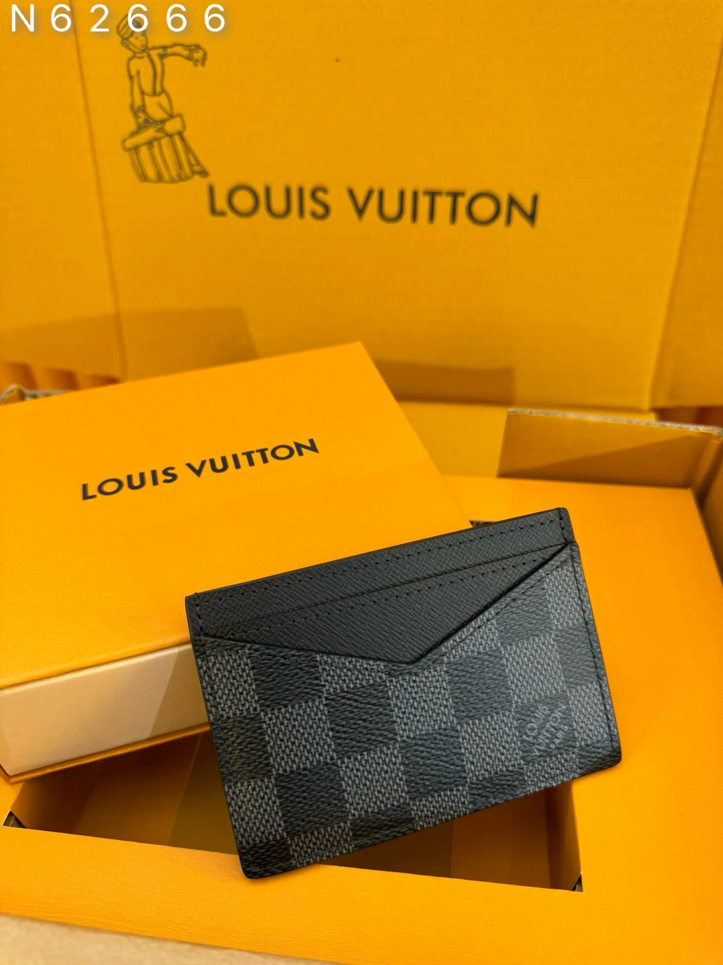 N62666 "Special Duty Free" ♻️ [First-class material·All-steel hardware·French chip·Full set of packaging] Neo card holder made of canvas is the first choice for carrying important cards. Black leather trim makes the classic Louis Vuitton pattern even more eye-catching. 8X11cm 💰380