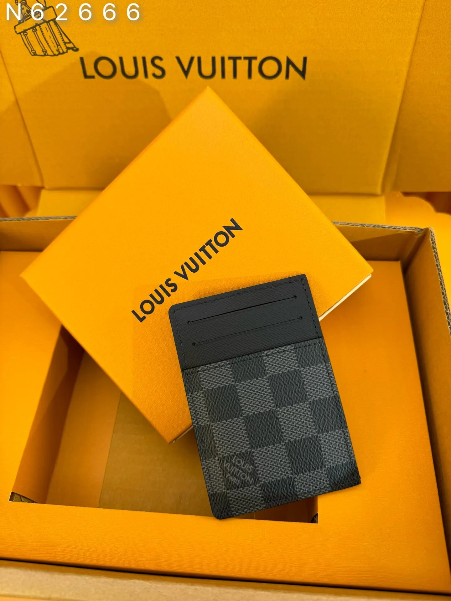 N62666 "Special Duty Free" ♻️ [First-class material·All-steel hardware·French chip·Full set of packaging] Neo card holder made of canvas is the first choice for carrying important cards. Black leather trim makes the classic Louis Vuitton pattern even more eye-catching. 8X11cm 💰380