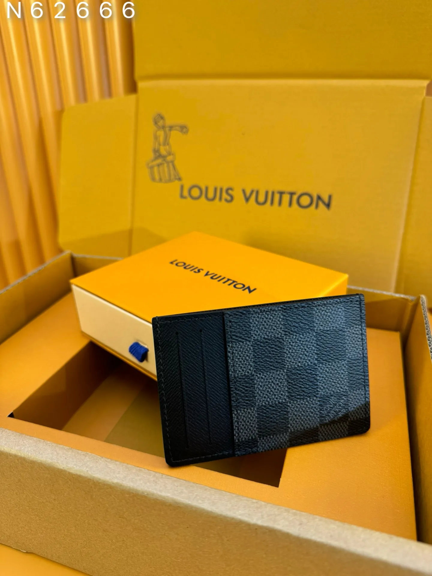 N62666 "Special Duty Free" ♻️ [First-class material·All-steel hardware·French chip·Full set of packaging] Neo card holder made of canvas is the first choice for carrying important cards. Black leather trim makes the classic Louis Vuitton pattern even more eye-catching. 8X11cm 💰380