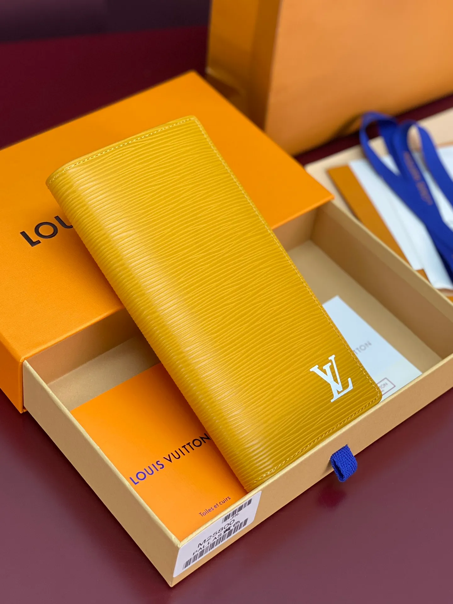 M25800 yellow! 🦀 Water ripple long clip! The Brazza wallet has multiple credit card slots and compartments for banknotes. It is very practical and made of elegant and soft Epi leather. size:10X19CM. 💰460
