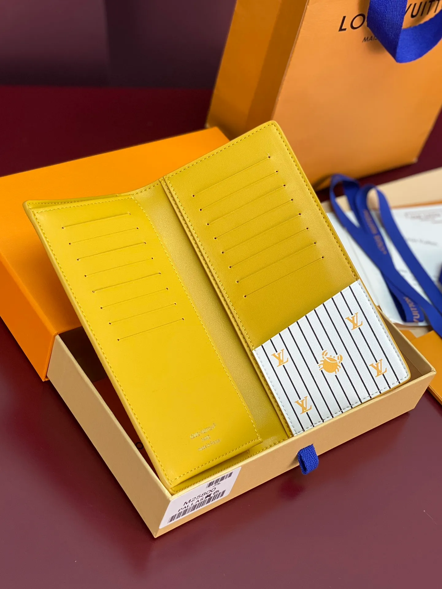 M25800 yellow! 🦀 Water ripple long clip! The Brazza wallet has multiple credit card slots and compartments for banknotes. It is very practical and made of elegant and soft Epi leather. size:10X19CM. 💰460