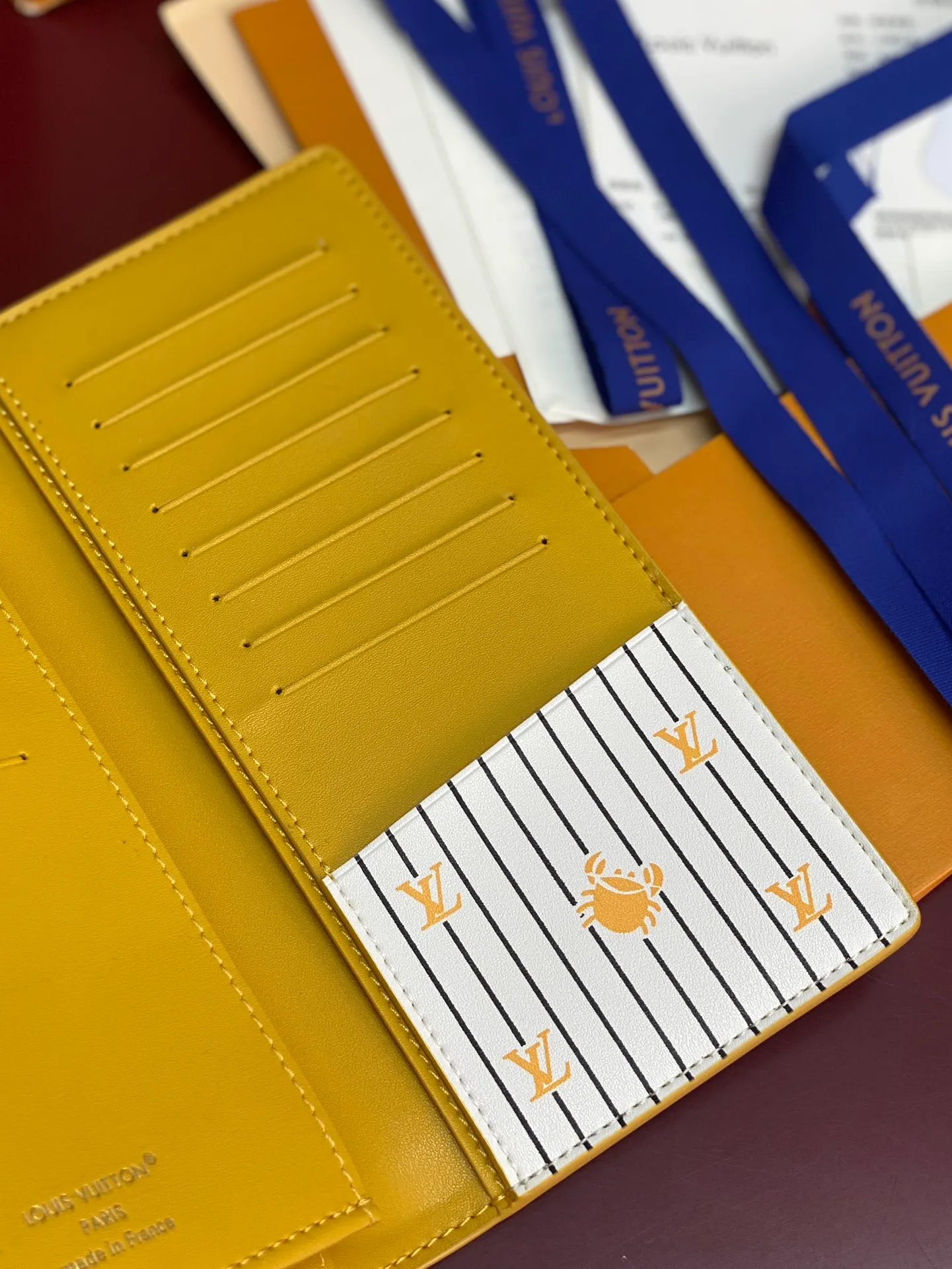 M25800 yellow! 🦀 Water ripple long clip! The Brazza wallet has multiple credit card slots and compartments for banknotes. It is very practical and made of elegant and soft Epi leather. size:10X19CM. 💰460