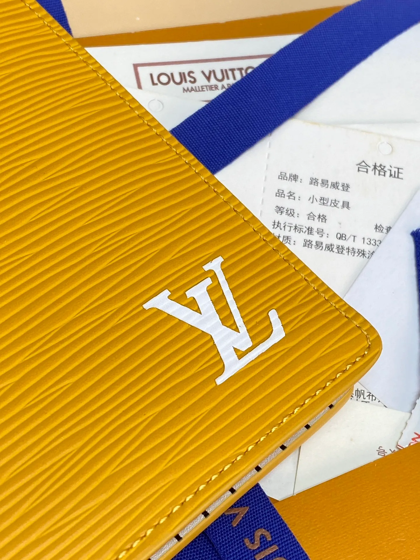 M25800 yellow! 🦀 Water ripple long clip! The Brazza wallet has multiple credit card slots and compartments for banknotes. It is very practical and made of elegant and soft Epi leather. size:10X19CM. 💰460