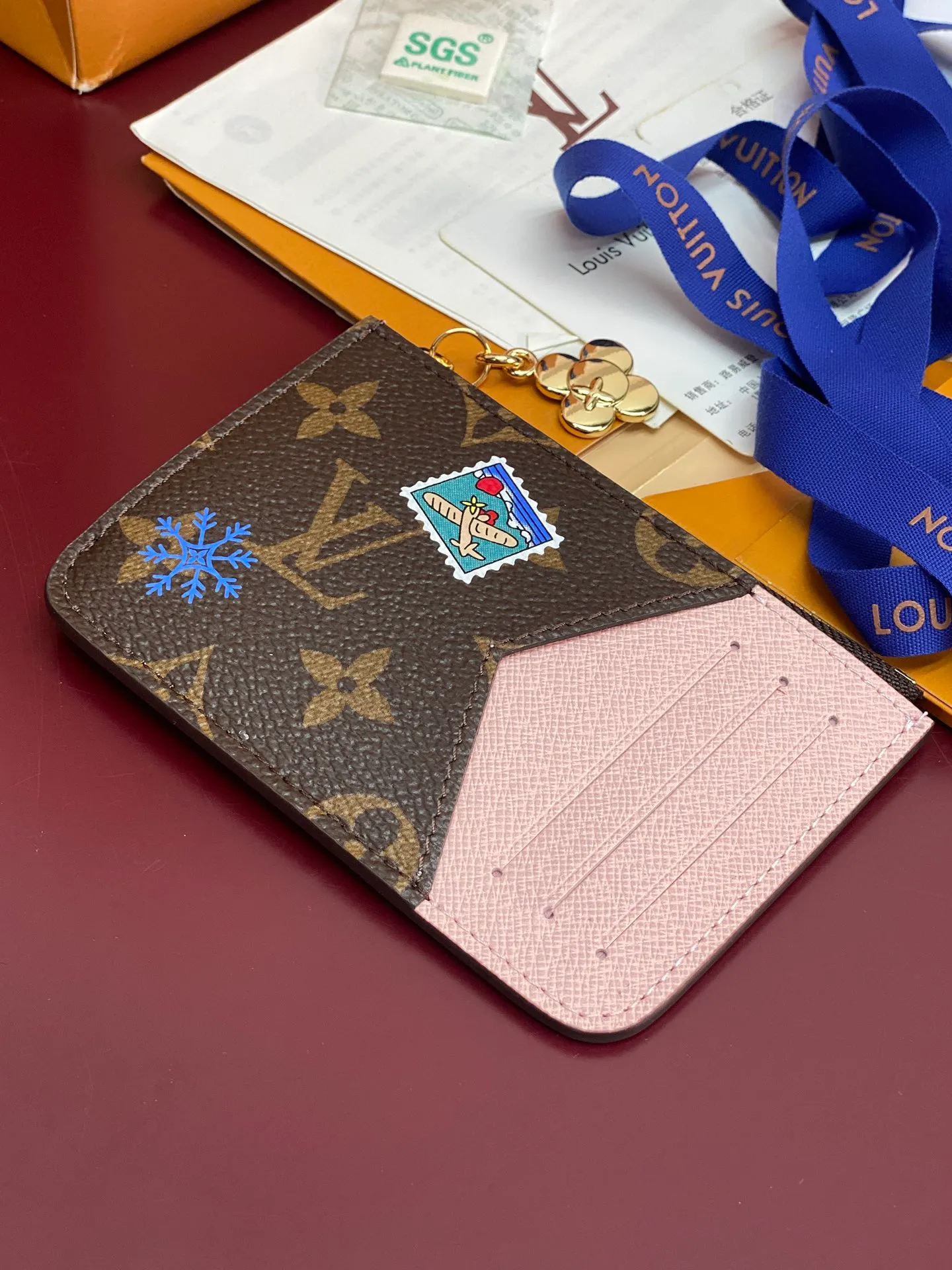 M15333 Christmas model! (High Quality⚠️) ROMY Card Holder, this Romy card holder is a fun new take on the Vivenne Wintery Travel series. Made of Monogram canvas and lined with leather, it features a zip pull featuring Vivienne, the brand's mascot, card slots, a zipped coin pocket and a bill patch pocket.  8 x 0.8 x 12 cm (height x width x length). 💰380