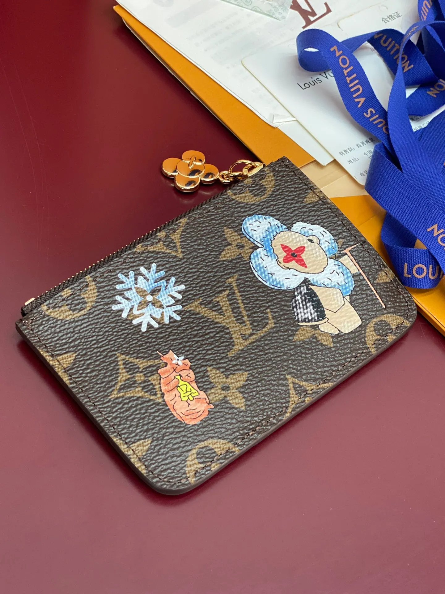 M15333 Christmas model! (High Quality⚠️) ROMY Card Holder, this Romy card holder is a fun new take on the Vivenne Wintery Travel series. Made of Monogram canvas and lined with leather, it features a zip pull featuring Vivienne, the brand's mascot, card slots, a zipped coin pocket and a bill patch pocket.  8 x 0.8 x 12 cm (height x width x length). 💰380