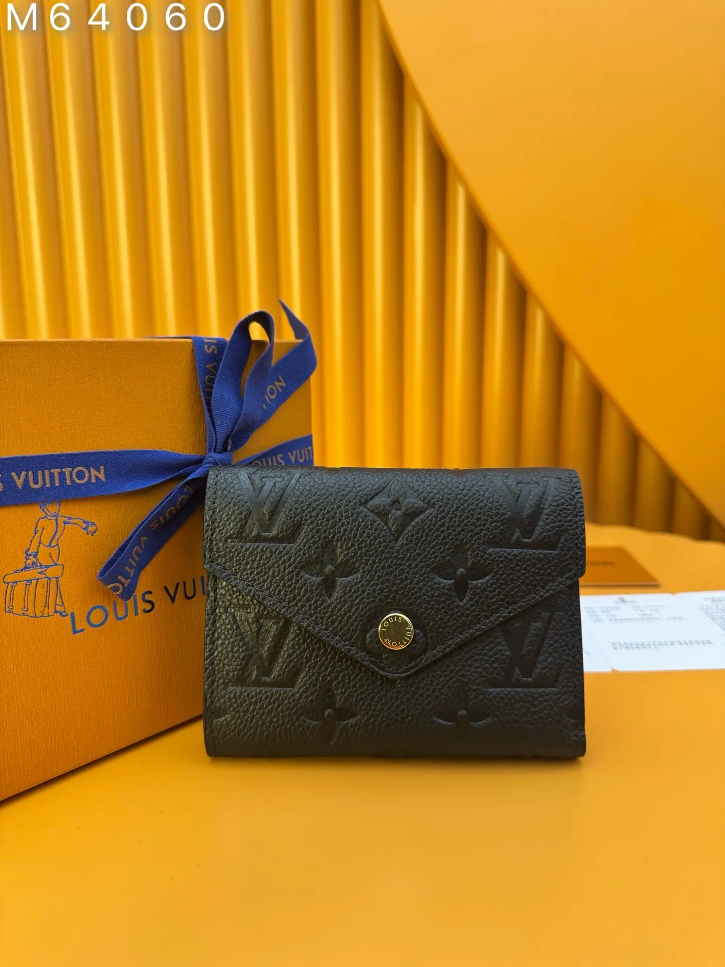 M64060 "Special Duty Free" ♻️[Official special edition·First-class material·All-steel hardware·French chips·Full set of packaging] The wallet is made of luxurious embossed leather, with a fashionable style, and the extremely practical design ensures safe storage and convenient access of credit cards and personal belongings. 12x9.5x2.5cm 💰540