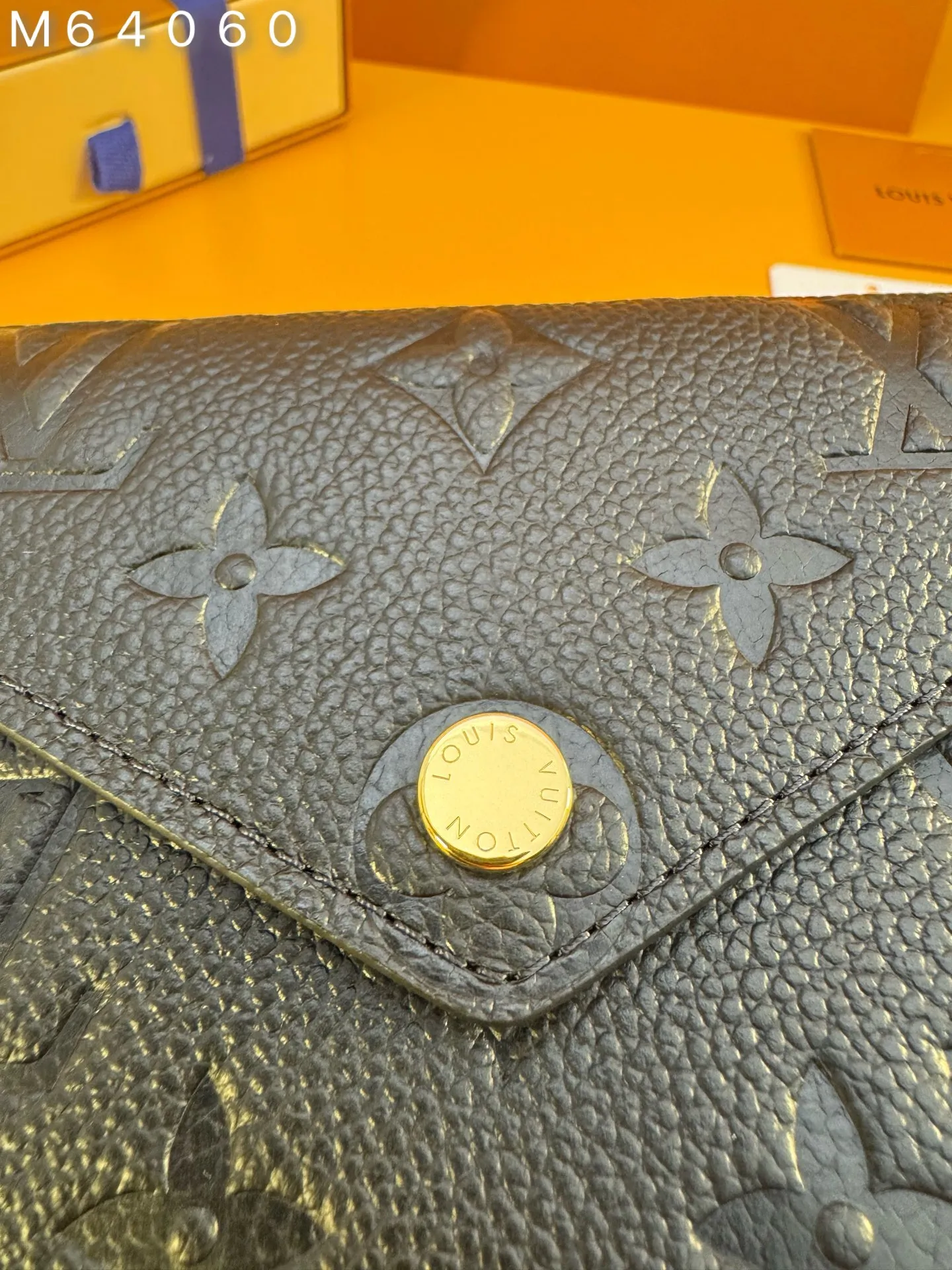 M64060 "Special Duty Free" ♻️[Official special edition·First-class material·All-steel hardware·French chips·Full set of packaging] The wallet is made of luxurious embossed leather, with a fashionable style, and the extremely practical design ensures safe storage and convenient access of credit cards and personal belongings. 12x9.5x2.5cm 💰540