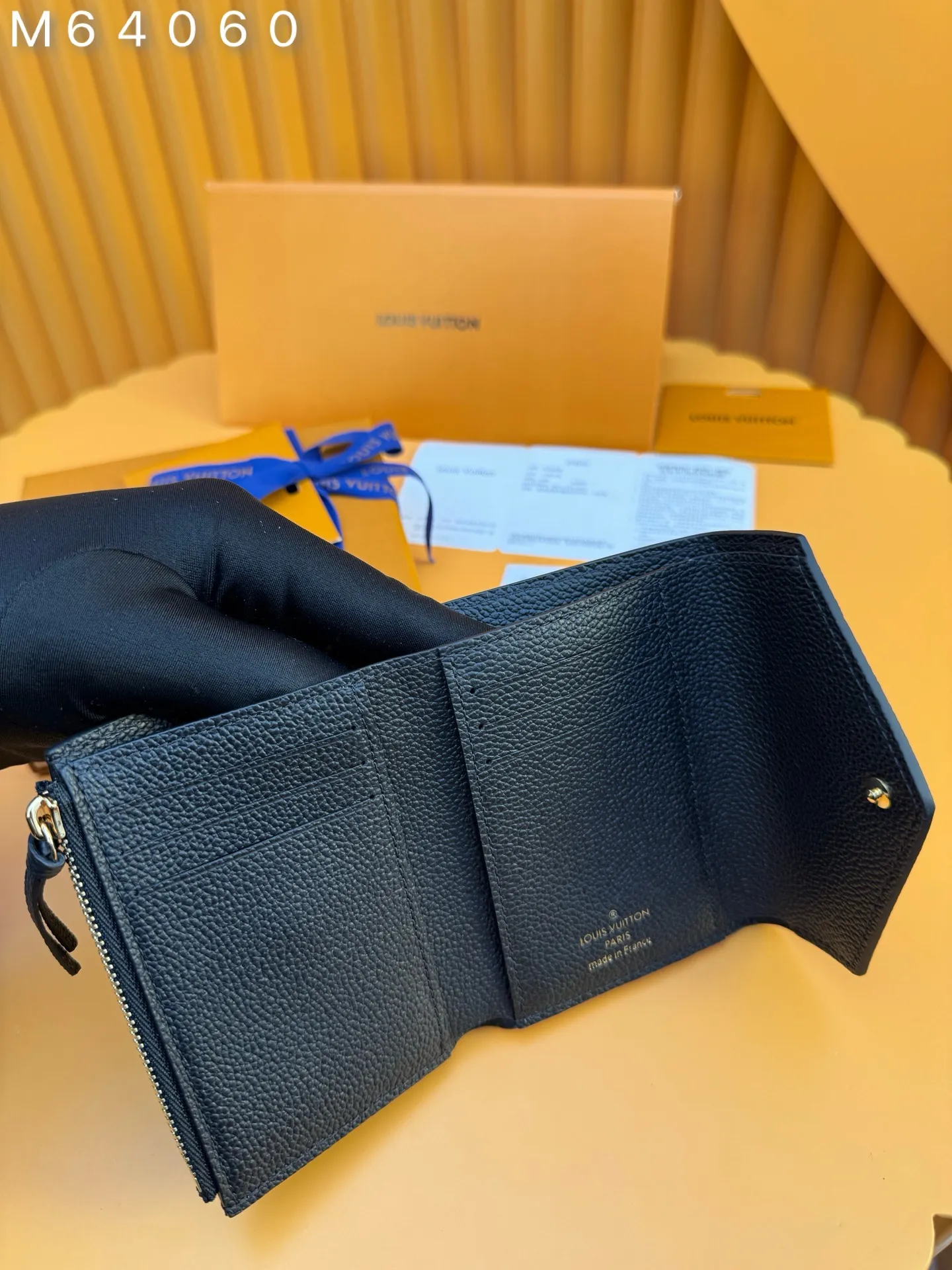 M64060 "Special Duty Free" ♻️[Official special edition·First-class material·All-steel hardware·French chips·Full set of packaging] The wallet is made of luxurious embossed leather, with a fashionable style, and the extremely practical design ensures safe storage and convenient access of credit cards and personal belongings. 12x9.5x2.5cm 💰540