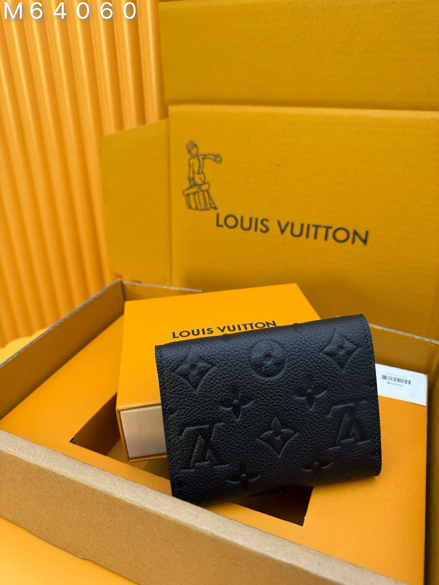 M64060 "Special Duty Free" ♻️[Official special edition·First-class material·All-steel hardware·French chips·Full set of packaging] The wallet is made of luxurious embossed leather, with a fashionable style, and the extremely practical design ensures safe storage and convenient access of credit cards and personal belongings. 12x9.5x2.5cm 💰540