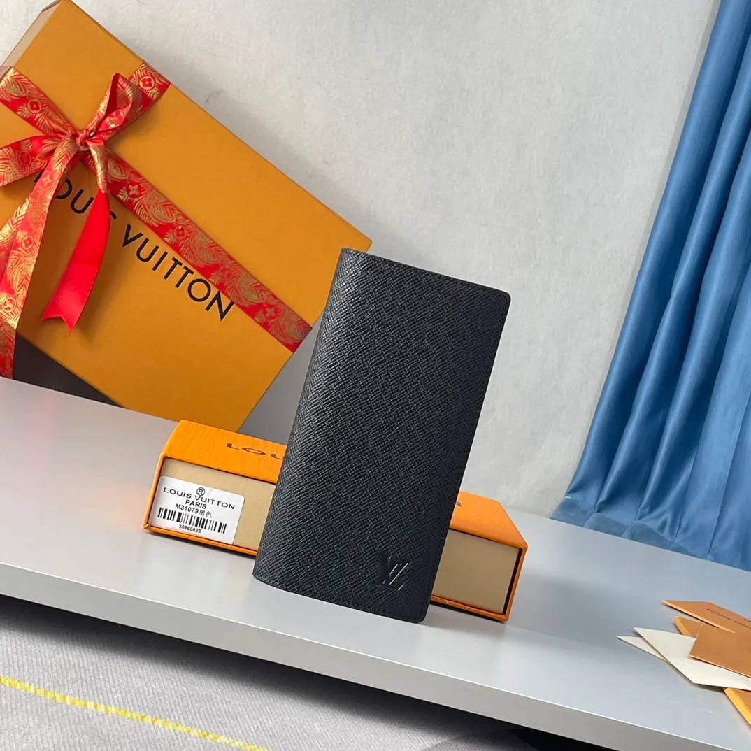 P400🇫🇷Exclusive real shot of overseas original single M31079! The Brazza wallet contains multiple credit card slots and compartments for banknotes. It is very practical. It is made of elegant and soft cross-grain first-layer leather. Size: 19×10cm