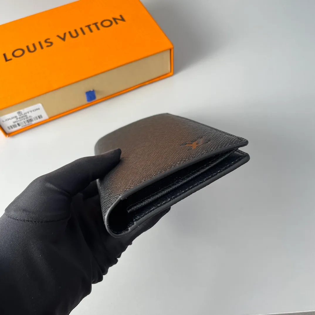 P400🇫🇷Exclusive real shot of overseas original single M31079! The Brazza wallet contains multiple credit card slots and compartments for banknotes. It is very practical. It is made of elegant and soft cross-grain first-layer leather. Size: 19×10cm