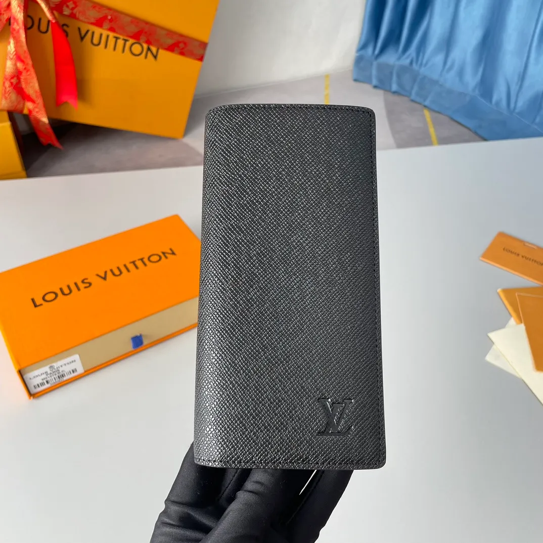 P400🇫🇷Exclusive real shot of overseas original single M31079! The Brazza wallet contains multiple credit card slots and compartments for banknotes. It is very practical. It is made of elegant and soft cross-grain first-layer leather. Size: 19×10cm