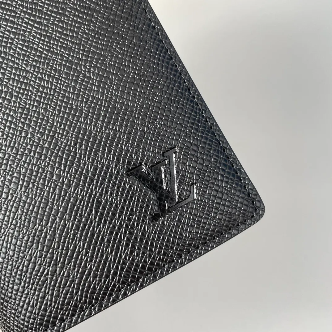 P400🇫🇷Exclusive real shot of overseas original single M31079! The Brazza wallet contains multiple credit card slots and compartments for banknotes. It is very practical. It is made of elegant and soft cross-grain first-layer leather. Size: 19×10cm