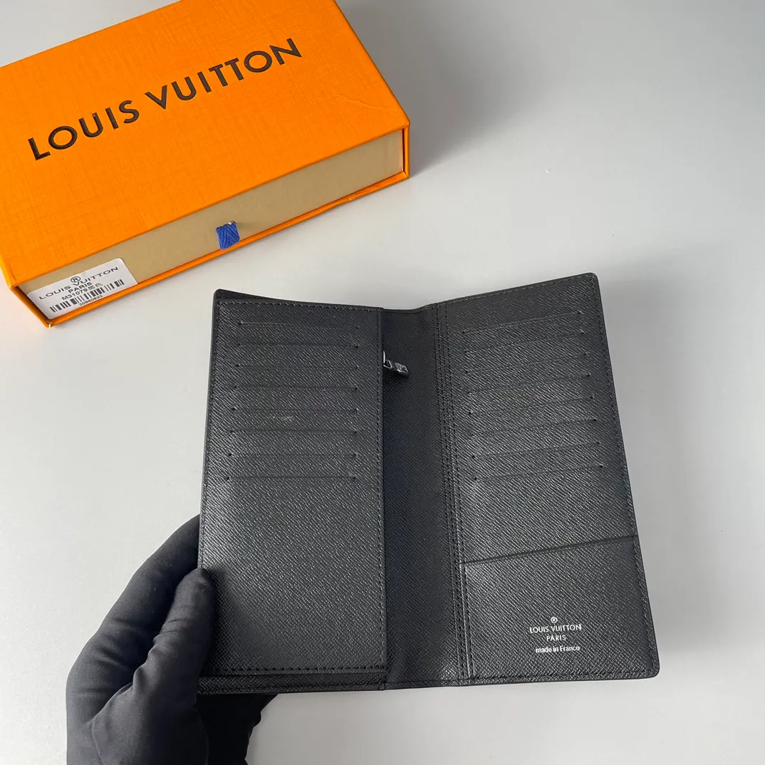 P400🇫🇷Exclusive real shot of overseas original single M31079! The Brazza wallet contains multiple credit card slots and compartments for banknotes. It is very practical. It is made of elegant and soft cross-grain first-layer leather. Size: 19×10cm