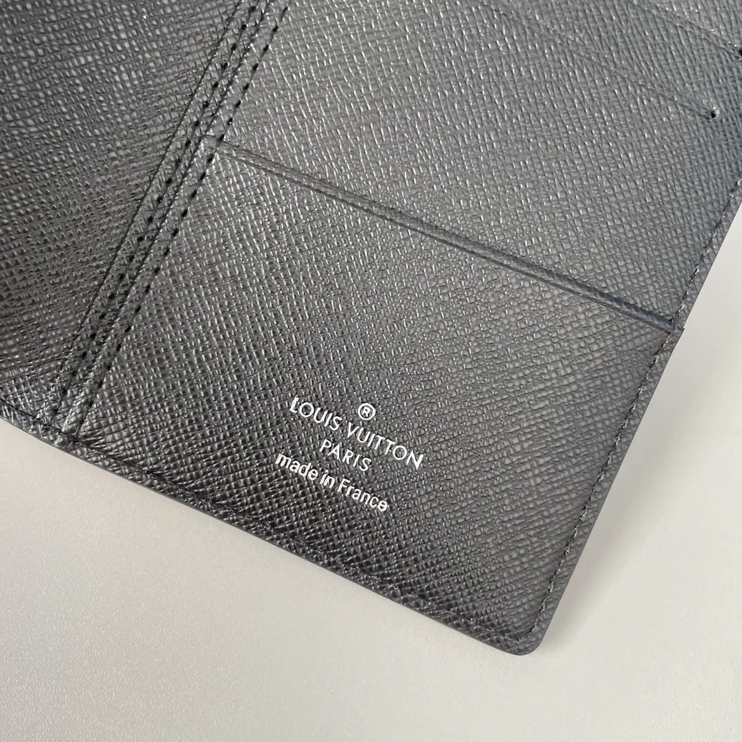 P400🇫🇷Exclusive real shot of overseas original single M31079! The Brazza wallet contains multiple credit card slots and compartments for banknotes. It is very practical. It is made of elegant and soft cross-grain first-layer leather. Size: 19×10cm
