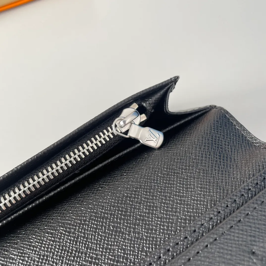 P400🇫🇷Exclusive real shot of overseas original single M31079! The Brazza wallet contains multiple credit card slots and compartments for banknotes. It is very practical. It is made of elegant and soft cross-grain first-layer leather. Size: 19×10cm