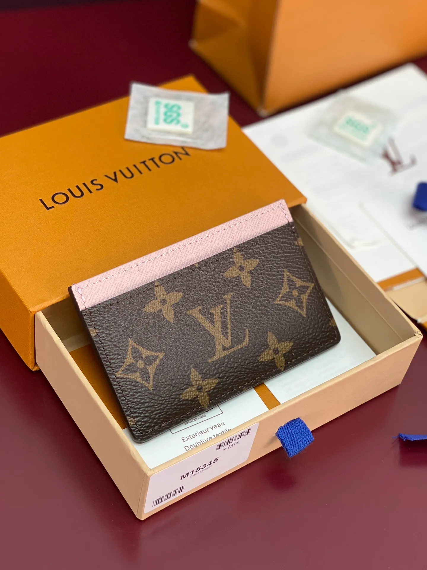 M15345 Christmas model! (High quality⚠️) Card holder, this Vivienne card holder is made of Monogram canvas with soft leather trim on the top. It uses fresh tones to interpret the cute image of the brand mascot, making it a great gift for Vivienne fans. The large inner compartment is convenient for storing cards and receipts, and the outer card slots once again complete the storage space.  7 x 0.5 x 11 cm (height x width x length). 💰320