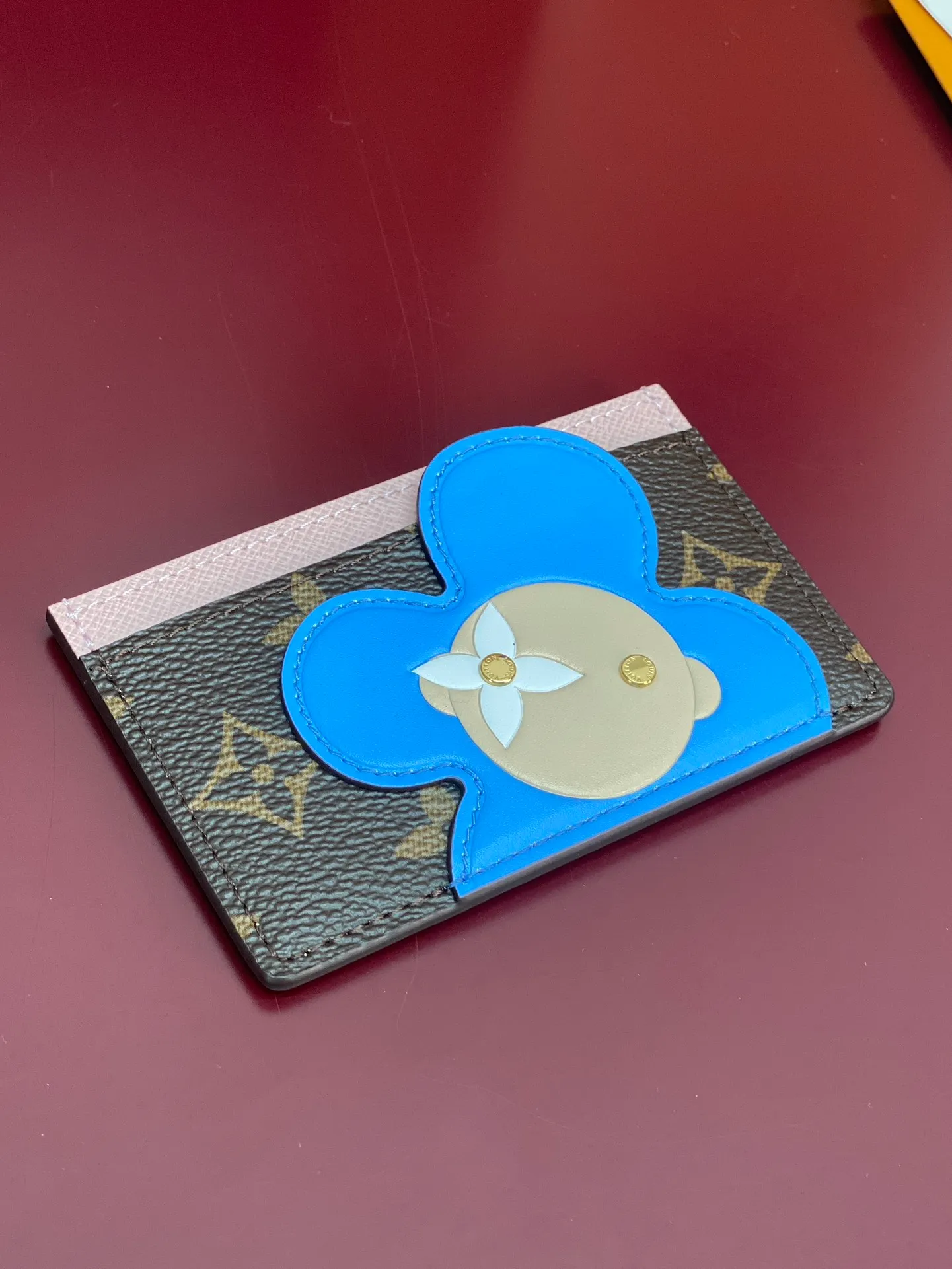 M15345 Christmas model! (High quality⚠️) Card holder, this Vivienne card holder is made of Monogram canvas with soft leather trim on the top. It uses fresh tones to interpret the cute image of the brand mascot, making it a great gift for Vivienne fans. The large inner compartment is convenient for storing cards and receipts, and the outer card slots once again complete the storage space.  7 x 0.5 x 11 cm (height x width x length). 💰320
