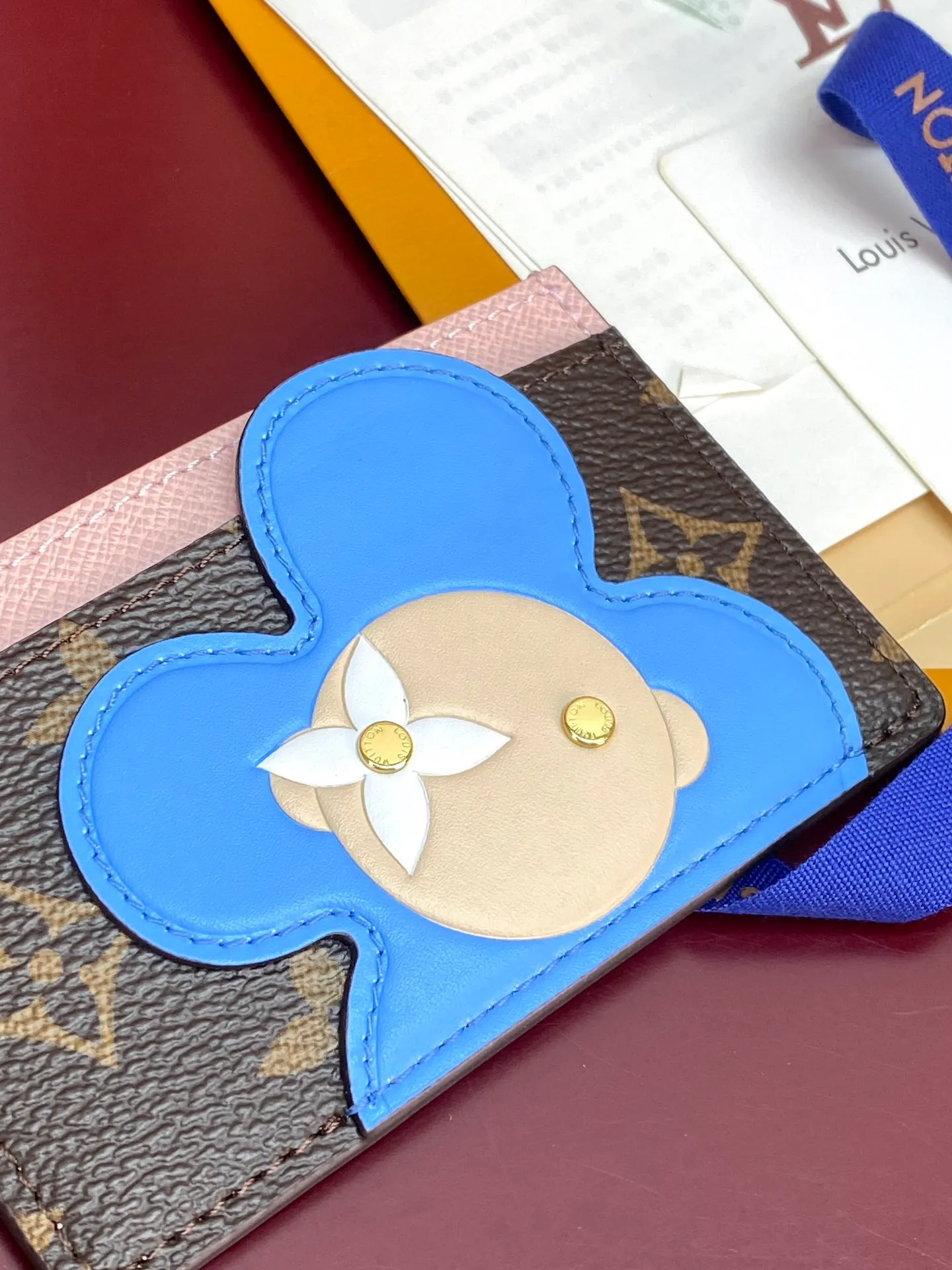 M15345 Christmas model! (High quality⚠️) Card holder, this Vivienne card holder is made of Monogram canvas with soft leather trim on the top. It uses fresh tones to interpret the cute image of the brand mascot, making it a great gift for Vivienne fans. The large inner compartment is convenient for storing cards and receipts, and the outer card slots once again complete the storage space.  7 x 0.5 x 11 cm (height x width x length). 💰320