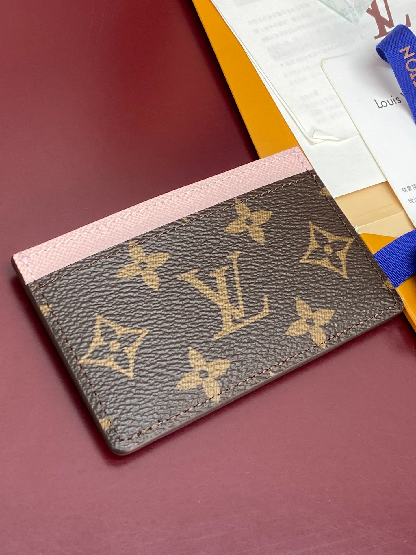 M15345 Christmas model! (High quality⚠️) Card holder, this Vivienne card holder is made of Monogram canvas with soft leather trim on the top. It uses fresh tones to interpret the cute image of the brand mascot, making it a great gift for Vivienne fans. The large inner compartment is convenient for storing cards and receipts, and the outer card slots once again complete the storage space.  7 x 0.5 x 11 cm (height x width x length). 💰320