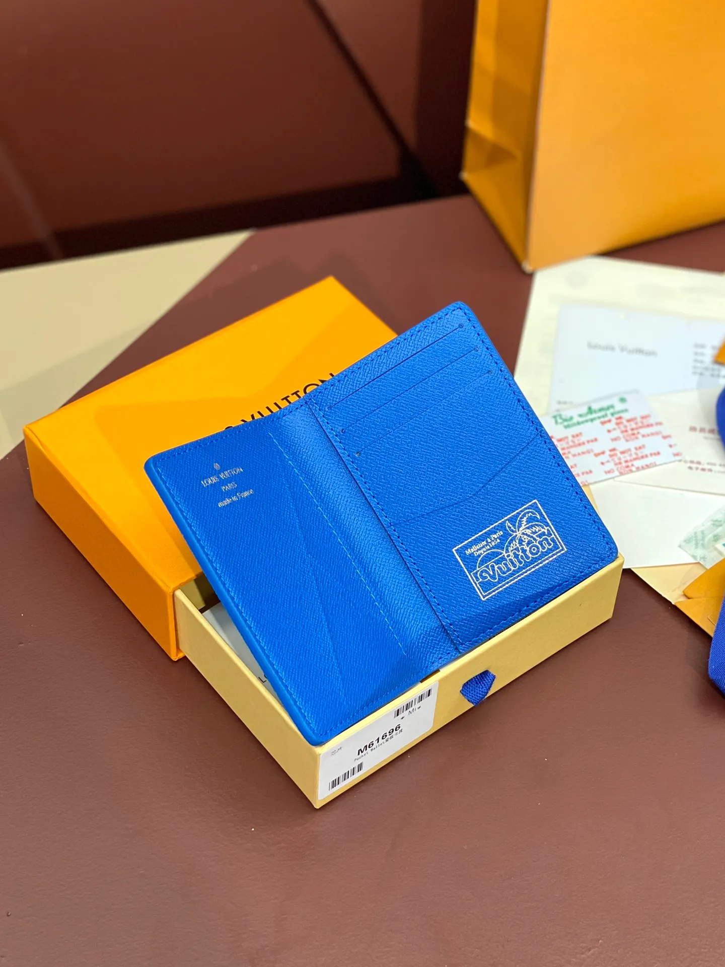 M61696 skateboard 🛹 bright blue! Card Holder, the brand’s beloved all-purpose pocket wallet is crafted from colorful Monogram Surfin’ coated canvas, full of retro flair. The multi-layered pattern combines tropical design elements with iconic Louis Vuitton patterns. Small and stylish, the wallet fits into any pocket and features three card holders, five interior pockets and a convenient exterior pocket. 7.5 x 11.1 x 1 cm, 💰320