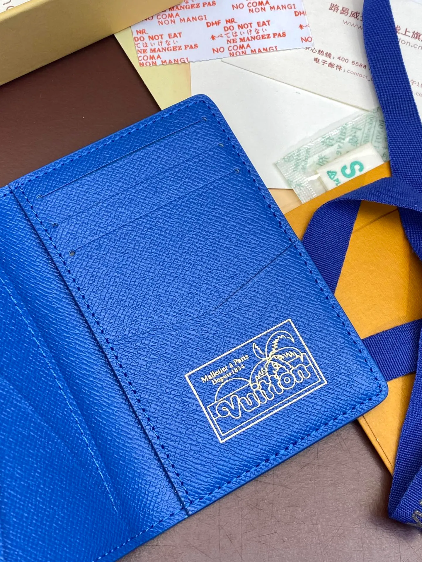 M61696 skateboard 🛹 bright blue! Card Holder, the brand’s beloved all-purpose pocket wallet is crafted from colorful Monogram Surfin’ coated canvas, full of retro flair. The multi-layered pattern combines tropical design elements with iconic Louis Vuitton patterns. Small and stylish, the wallet fits into any pocket and features three card holders, five interior pockets and a convenient exterior pocket. 7.5 x 11.1 x 1 cm, 💰320