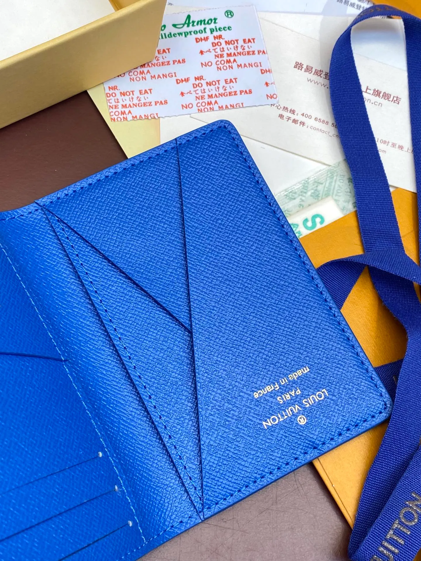 M61696 skateboard 🛹 bright blue! Card Holder, the brand’s beloved all-purpose pocket wallet is crafted from colorful Monogram Surfin’ coated canvas, full of retro flair. The multi-layered pattern combines tropical design elements with iconic Louis Vuitton patterns. Small and stylish, the wallet fits into any pocket and features three card holders, five interior pockets and a convenient exterior pocket. 7.5 x 11.1 x 1 cm, 💰320