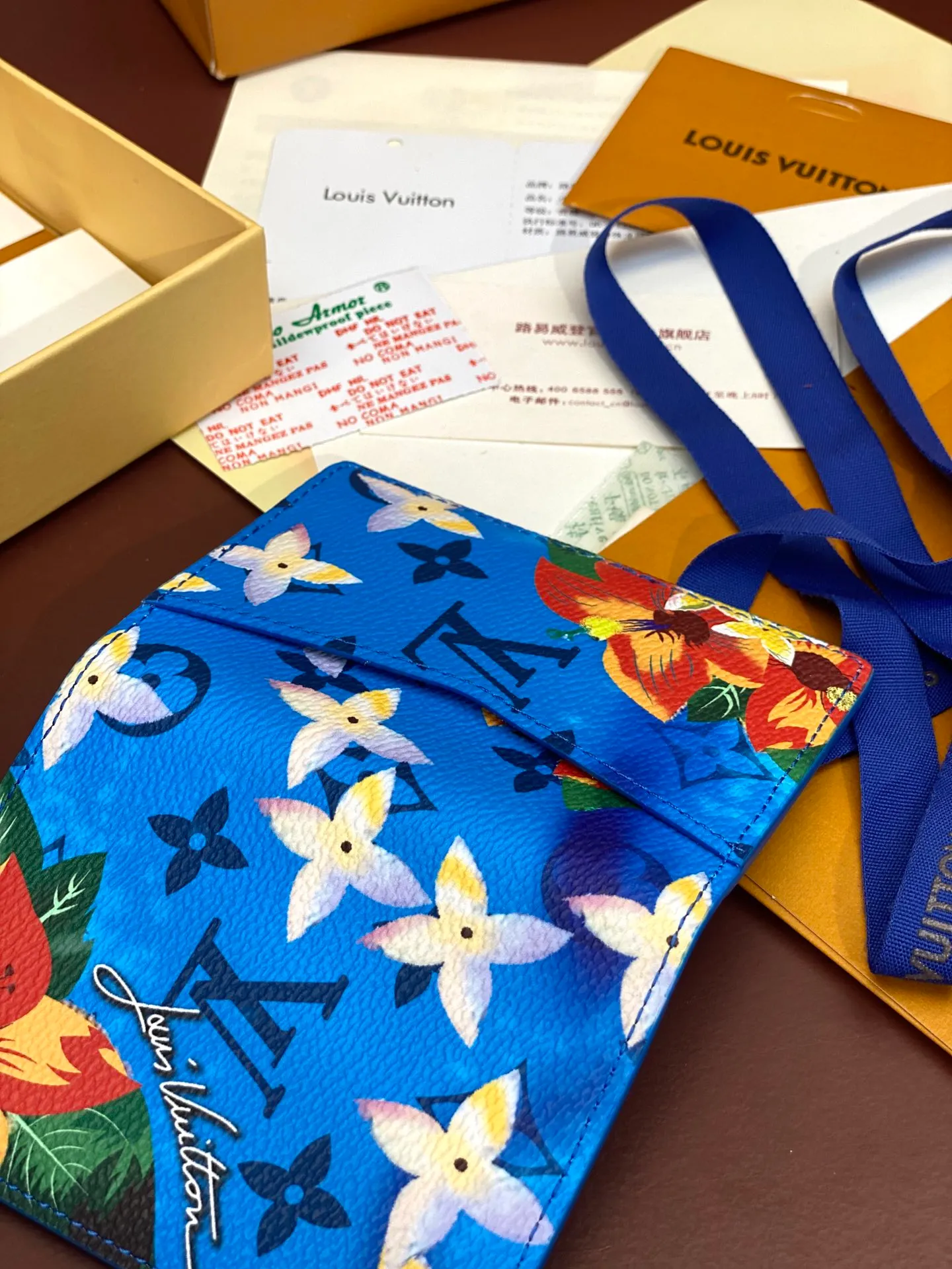 M61696 skateboard 🛹 bright blue! Card Holder, the brand’s beloved all-purpose pocket wallet is crafted from colorful Monogram Surfin’ coated canvas, full of retro flair. The multi-layered pattern combines tropical design elements with iconic Louis Vuitton patterns. Small and stylish, the wallet fits into any pocket and features three card holders, five interior pockets and a convenient exterior pocket. 7.5 x 11.1 x 1 cm, 💰320