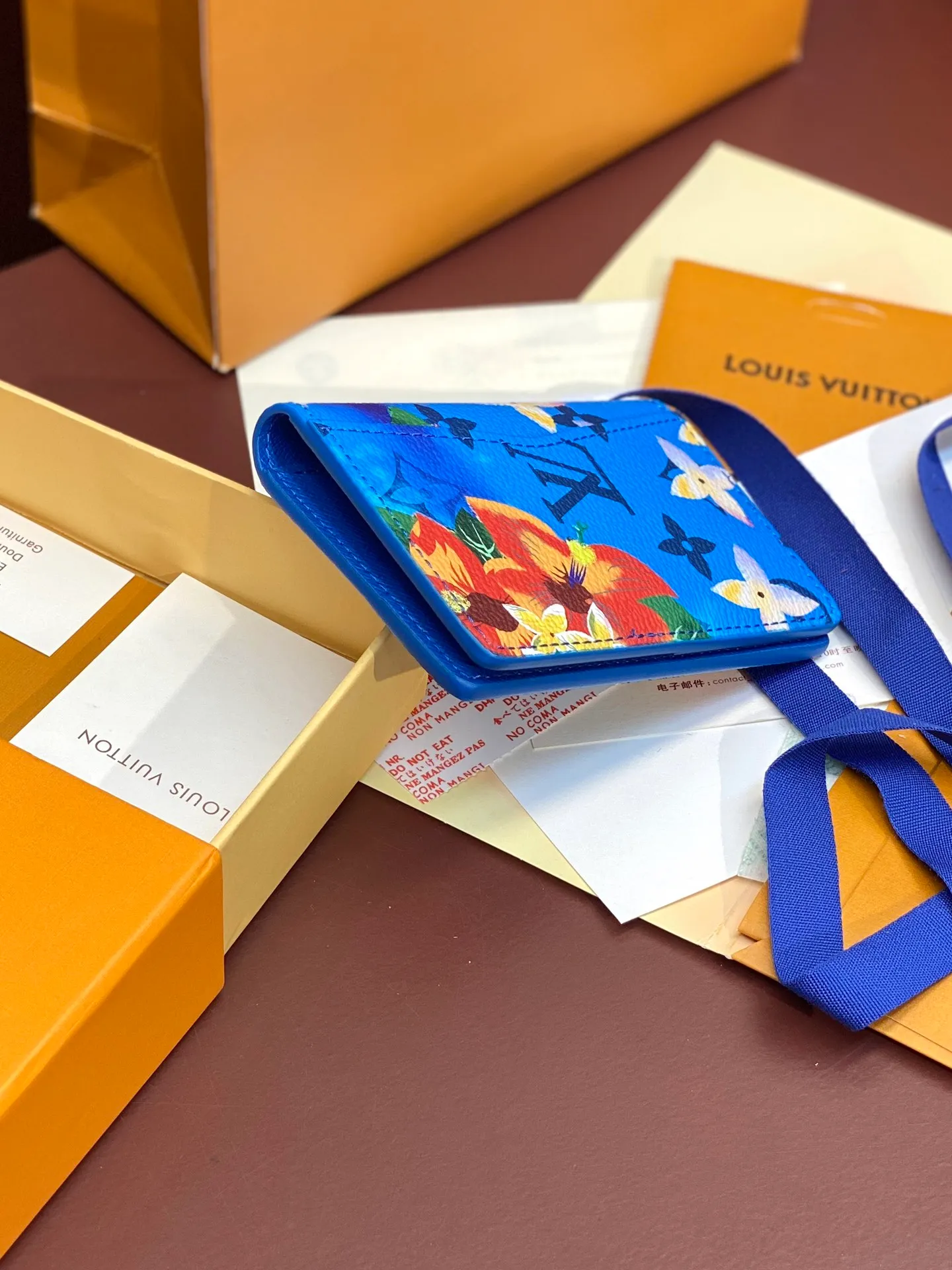 M61696 skateboard 🛹 bright blue! Card Holder, the brand’s beloved all-purpose pocket wallet is crafted from colorful Monogram Surfin’ coated canvas, full of retro flair. The multi-layered pattern combines tropical design elements with iconic Louis Vuitton patterns. Small and stylish, the wallet fits into any pocket and features three card holders, five interior pockets and a convenient exterior pocket. 7.5 x 11.1 x 1 cm, 💰320