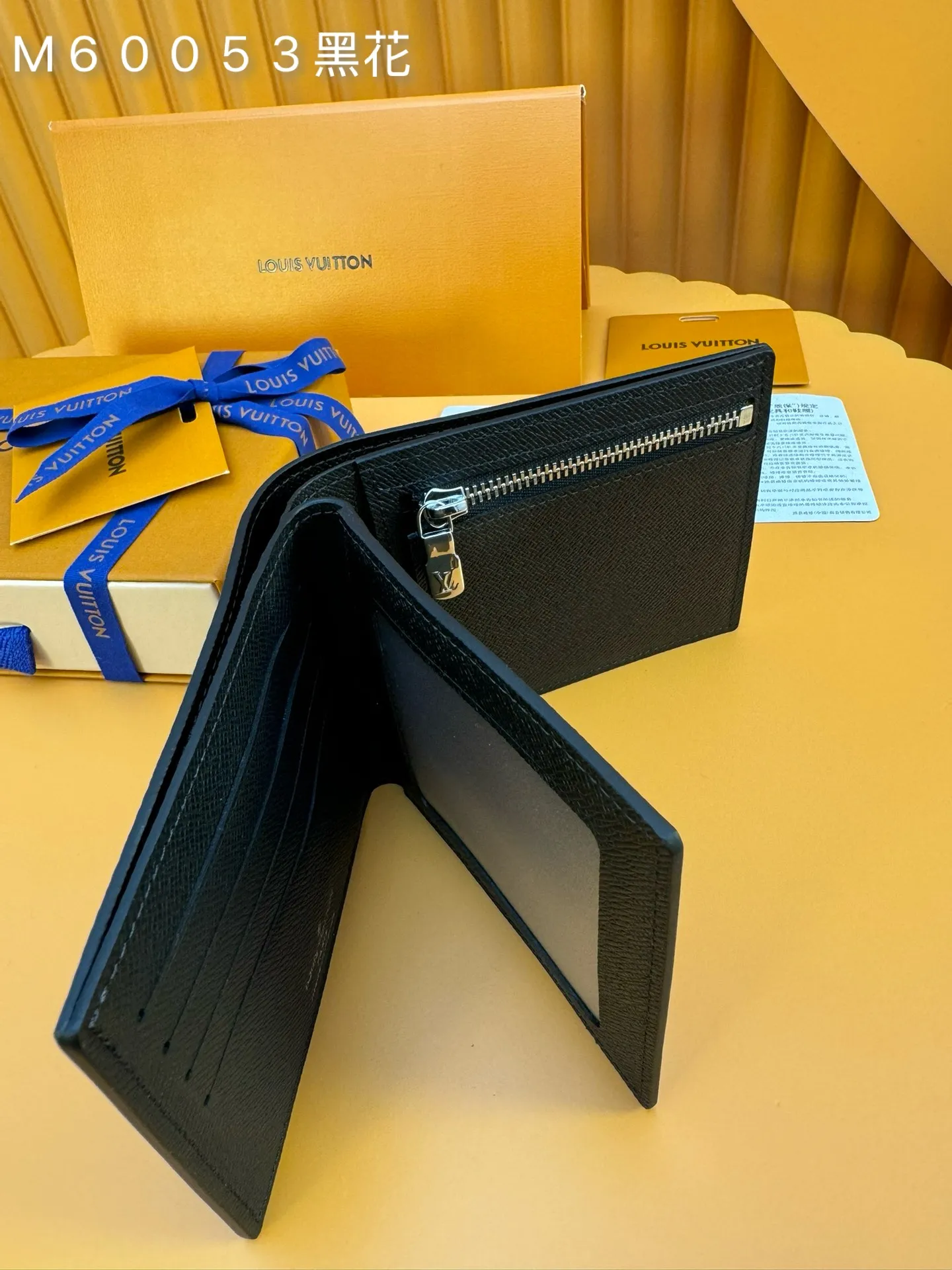 M60053 Black Flower "Special Duty Free" ♻️[Official special edition·First class material·All steel hardware·French chip·Full set of packaging] This Amerigo wallet combines immortal classic style with extremely practical functional design. The design is simple and convenient, while still being small and exquisite, it can be easily stowed in the back pocket of jeans. 11.5x9.5cm 💰460