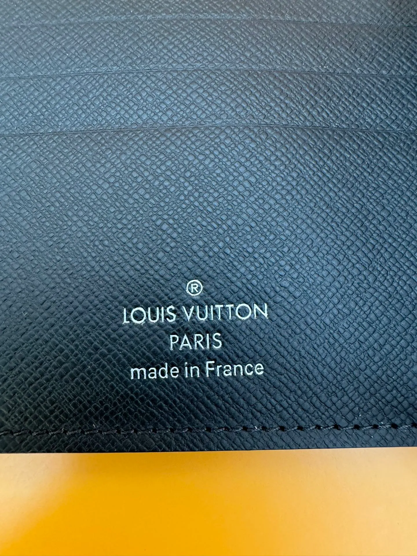 M60053 Black Flower "Special Duty Free" ♻️[Official special edition·First class material·All steel hardware·French chip·Full set of packaging] This Amerigo wallet combines immortal classic style with extremely practical functional design. The design is simple and convenient, while still being small and exquisite, it can be easily stowed in the back pocket of jeans. 11.5x9.5cm 💰460