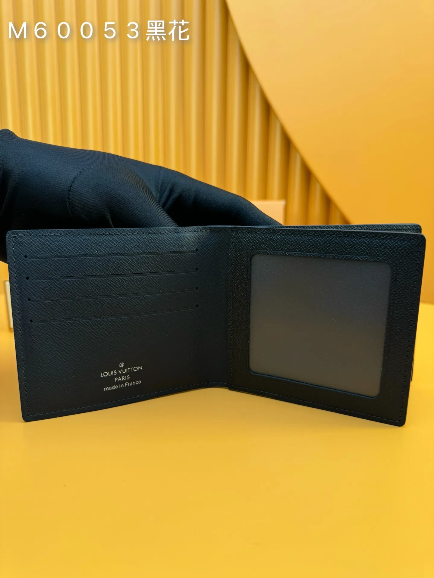 M60053 Black Flower "Special Duty Free" ♻️[Official special edition·First class material·All steel hardware·French chip·Full set of packaging] This Amerigo wallet combines immortal classic style with extremely practical functional design. The design is simple and convenient, while still being small and exquisite, it can be easily stowed in the back pocket of jeans. 11.5x9.5cm 💰460