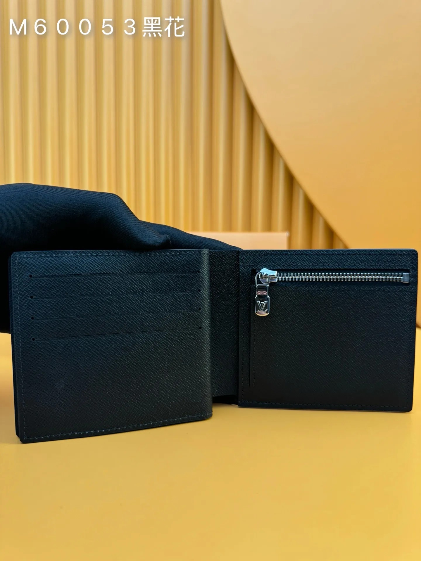 M60053 Black Flower "Special Duty Free" ♻️[Official special edition·First class material·All steel hardware·French chip·Full set of packaging] This Amerigo wallet combines immortal classic style with extremely practical functional design. The design is simple and convenient, while still being small and exquisite, it can be easily stowed in the back pocket of jeans. 11.5x9.5cm 💰460
