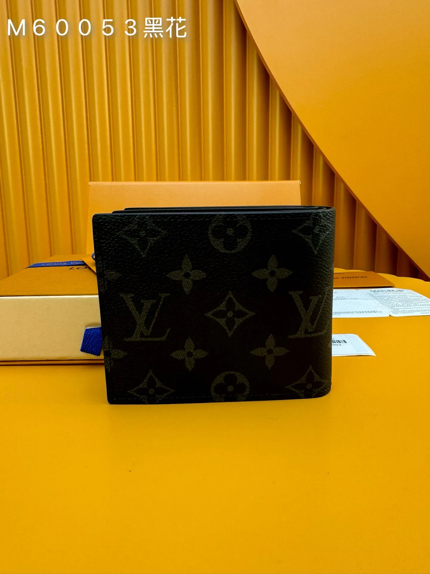 M60053 Black Flower "Special Duty Free" ♻️[Official special edition·First class material·All steel hardware·French chip·Full set of packaging] This Amerigo wallet combines immortal classic style with extremely practical functional design. The design is simple and convenient, while still being small and exquisite, it can be easily stowed in the back pocket of jeans. 11.5x9.5cm 💰460