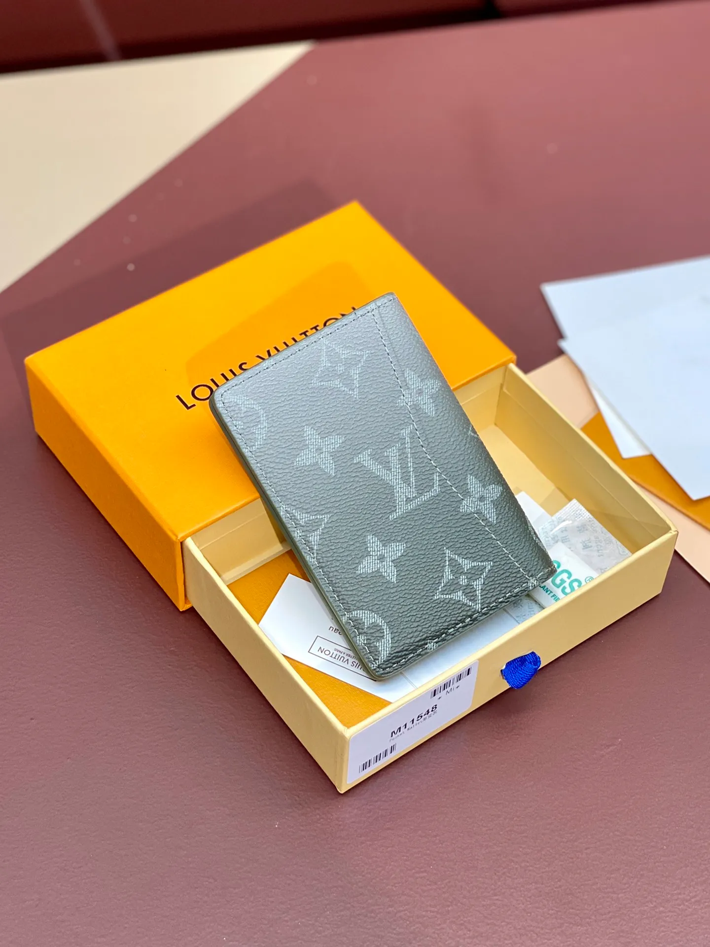 M11548 gradient gray! Card Holder Wallet Series Pocket Wallet This Louis Vuitton pocket wallet is small in size and powerful in function. It can store credit cards, banknotes and receipts, and can be easily put into a handbag or clothing pocket. Dimensions: 7.5 x 11x 1 cm (length x height x width). 💰320