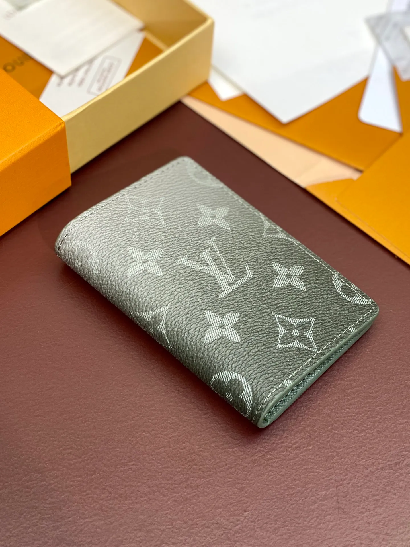 M11548 gradient gray! Card Holder Wallet Series Pocket Wallet This Louis Vuitton pocket wallet is small in size and powerful in function. It can store credit cards, banknotes and receipts, and can be easily put into a handbag or clothing pocket. Dimensions: 7.5 x 11x 1 cm (length x height x width). 💰320