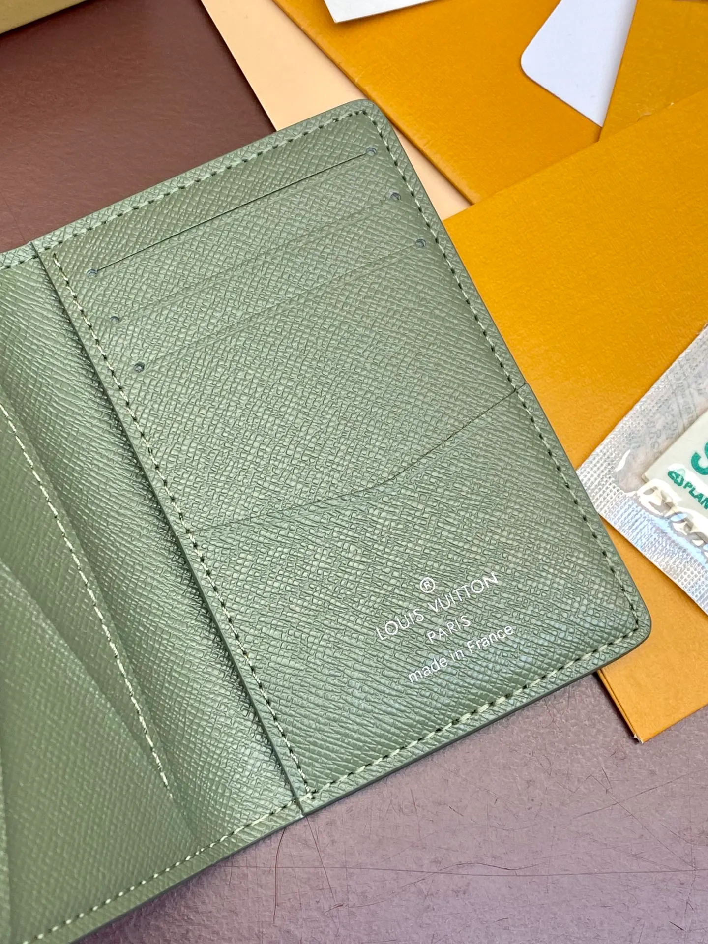 M11548 gradient gray! Card Holder Wallet Series Pocket Wallet This Louis Vuitton pocket wallet is small in size and powerful in function. It can store credit cards, banknotes and receipts, and can be easily put into a handbag or clothing pocket. Dimensions: 7.5 x 11x 1 cm (length x height x width). 💰320