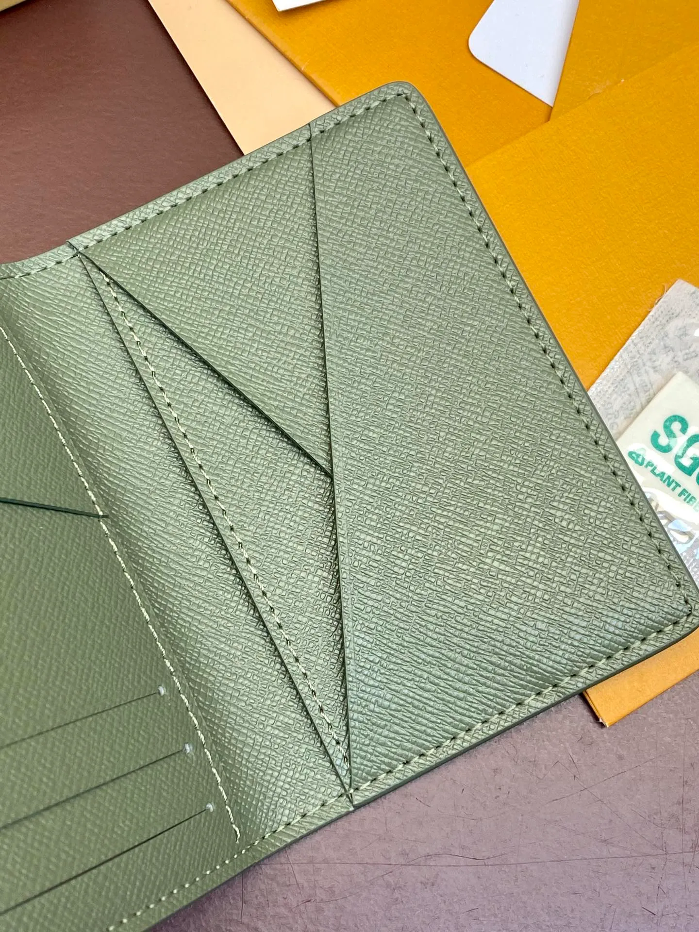 M11548 gradient gray! Card Holder Wallet Series Pocket Wallet This Louis Vuitton pocket wallet is small in size and powerful in function. It can store credit cards, banknotes and receipts, and can be easily put into a handbag or clothing pocket. Dimensions: 7.5 x 11x 1 cm (length x height x width). 💰320