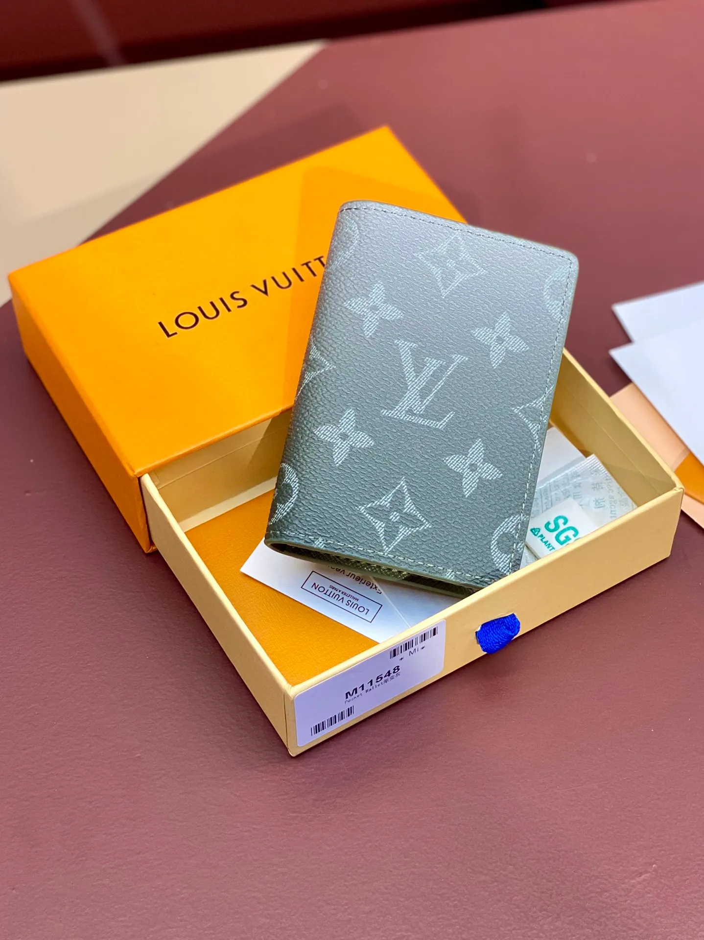 M11548 gradient gray! Card Holder Wallet Series Pocket Wallet This Louis Vuitton pocket wallet is small in size and powerful in function. It can store credit cards, banknotes and receipts, and can be easily put into a handbag or clothing pocket. Dimensions: 7.5 x 11x 1 cm (length x height x width). 💰320