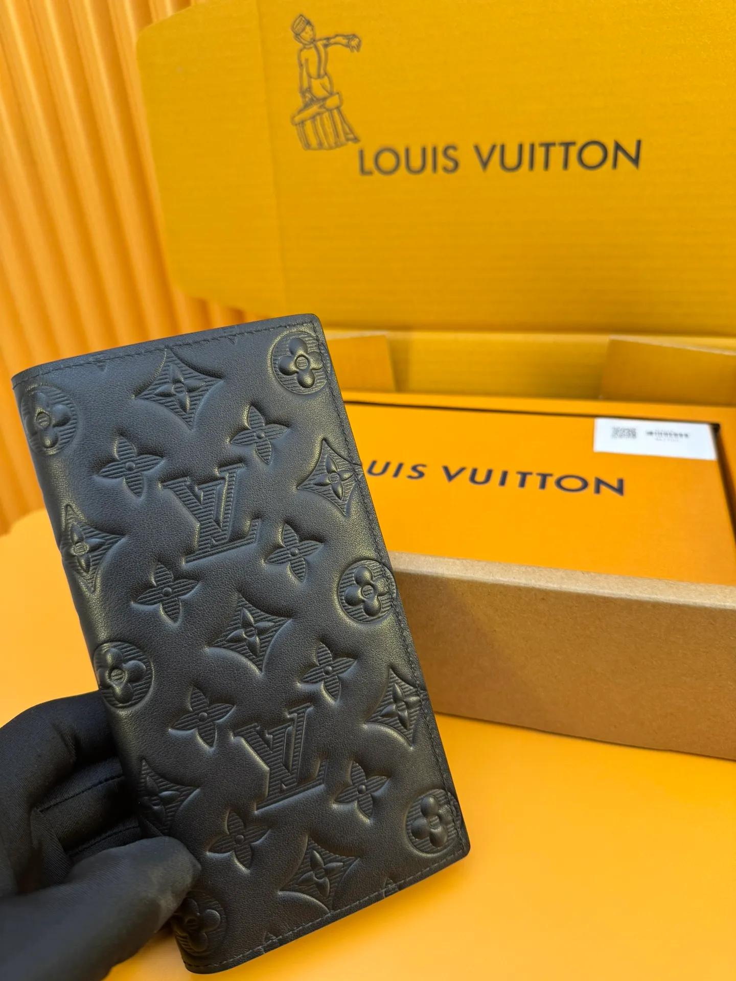 M62900 "Special Duty Free" ♻️[Official special edition·First-class material·All-steel hardware·Anti-counterfeiting chip·Full set of packaging] Elegant appearance design with Monogram Shadow cow leather, this very soft Brazza wallet is decorated with a light iconic Monogram embossing. Features multiple card slots and compartments, including a zippered coin compartment. 19x10x2cm 💰700